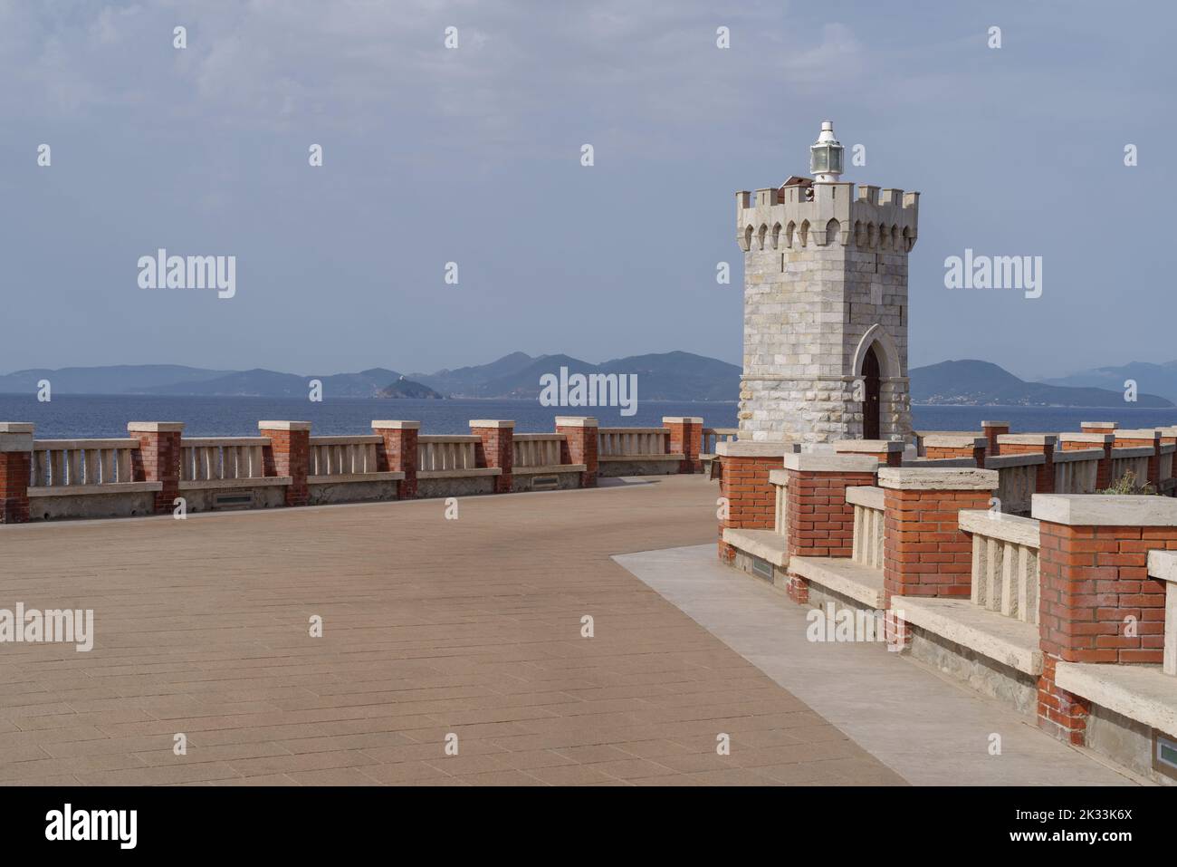 Piombino, Toscana, Italia, Piazza Bovio con vista sull'Isola d'Elba Foto Stock