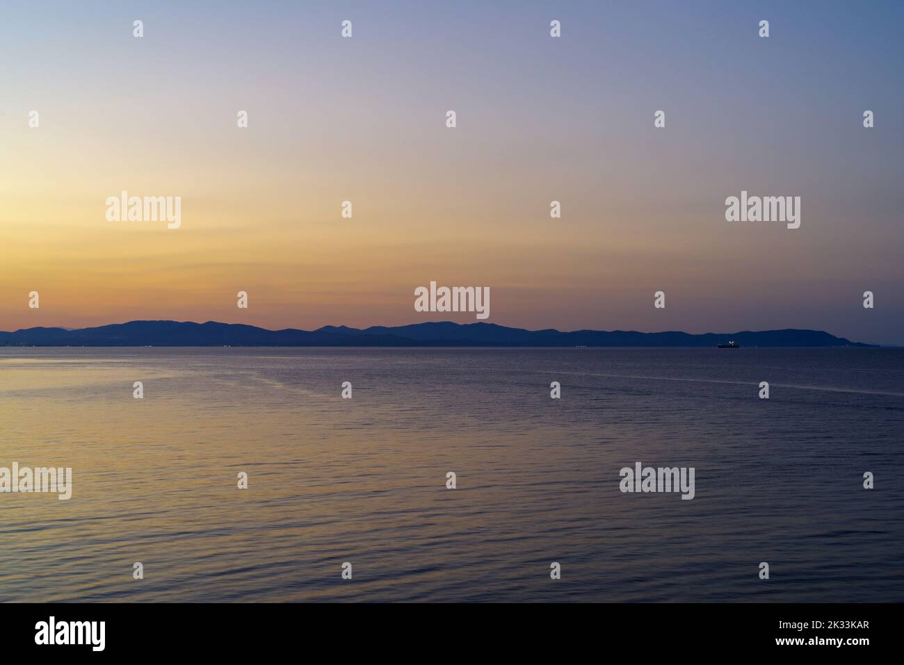 Vista sul mare dell'Isola d'Elba da piazza Bovio a Piombino, Italia Foto Stock