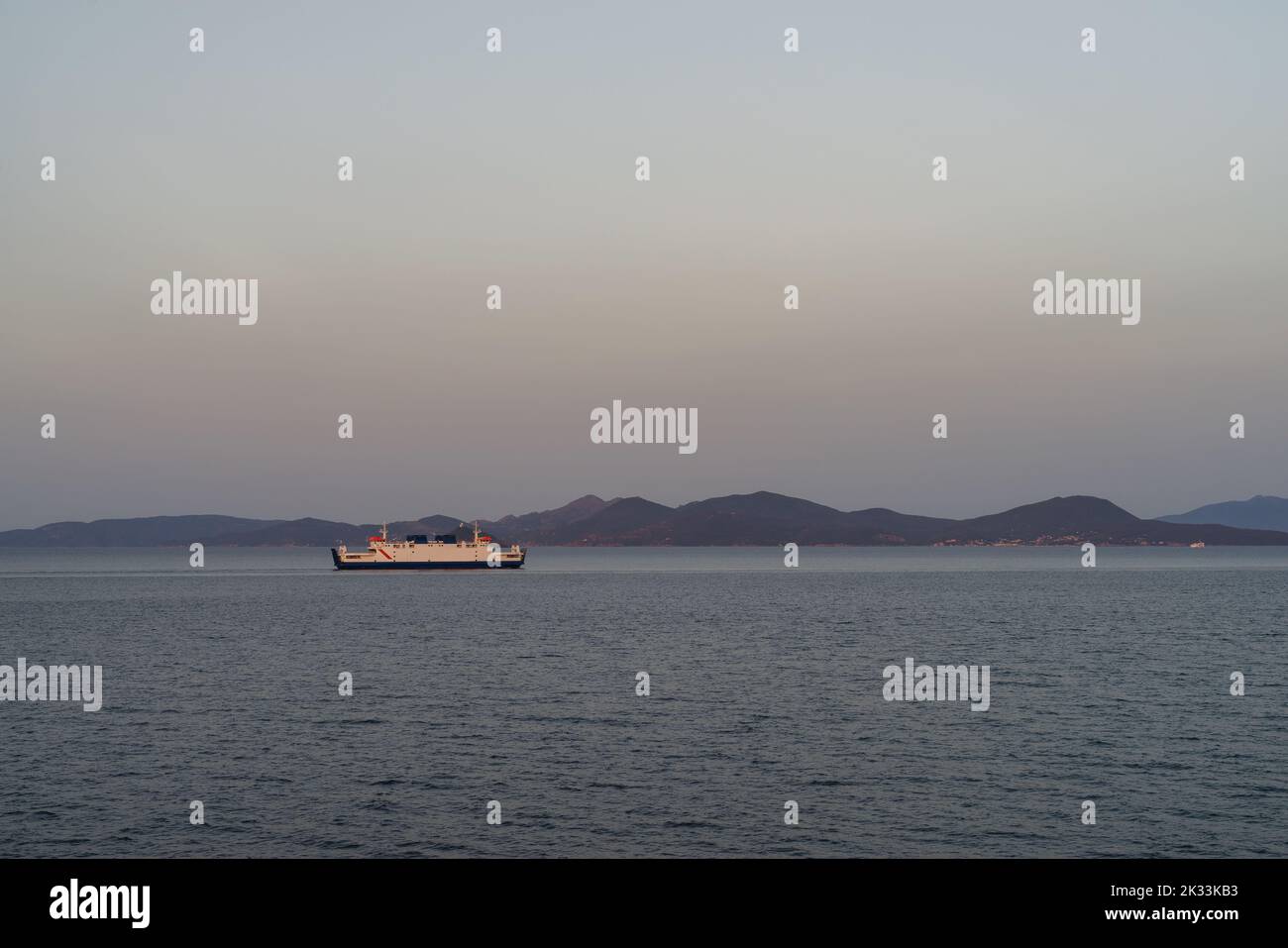 Vista sul mare dell'Isola d'Elba da piazza Bovio a Piombino, Italia Foto Stock