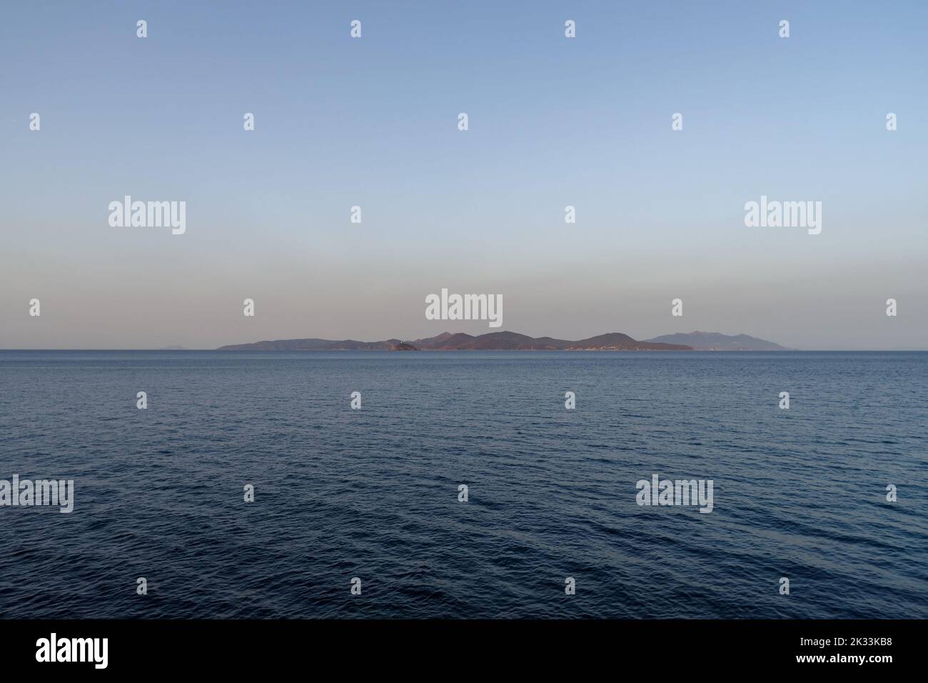 Vista sul mare dell'Isola d'Elba da piazza Bovio a Piombino, Italia Foto Stock