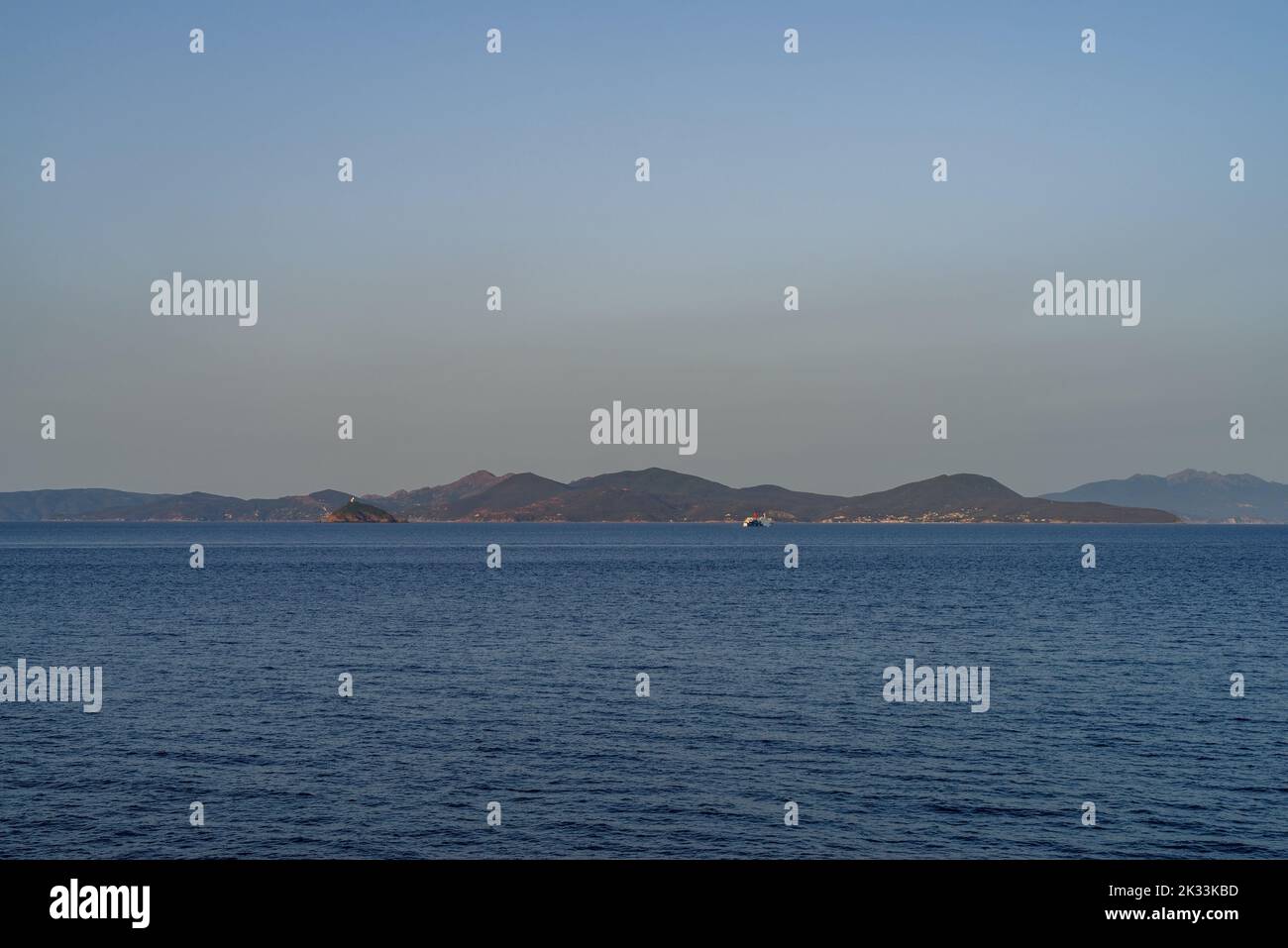 Vista sul mare dell'Isola d'Elba da piazza Bovio a Piombino, Italia Foto Stock