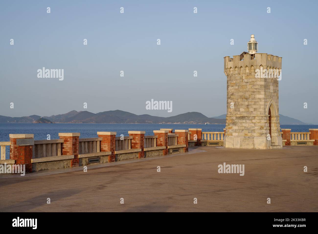Piombino, Toscana, Italia, Piazza Bovio con vista sull'Isola d'Elba Foto Stock