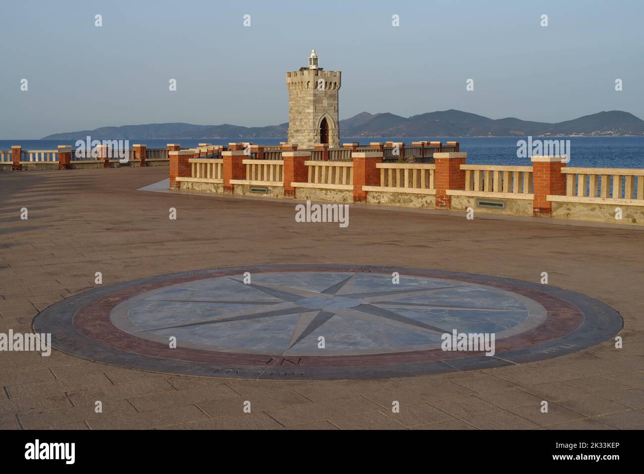 Piombino, Toscana, Italia, Piazza Bovio con vista sull'Isola d'Elba Foto Stock