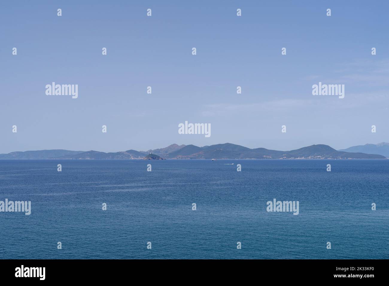 Vista sul mare dell'Isola d'Elba da piazza Bovio a Piombino, Italia Foto Stock