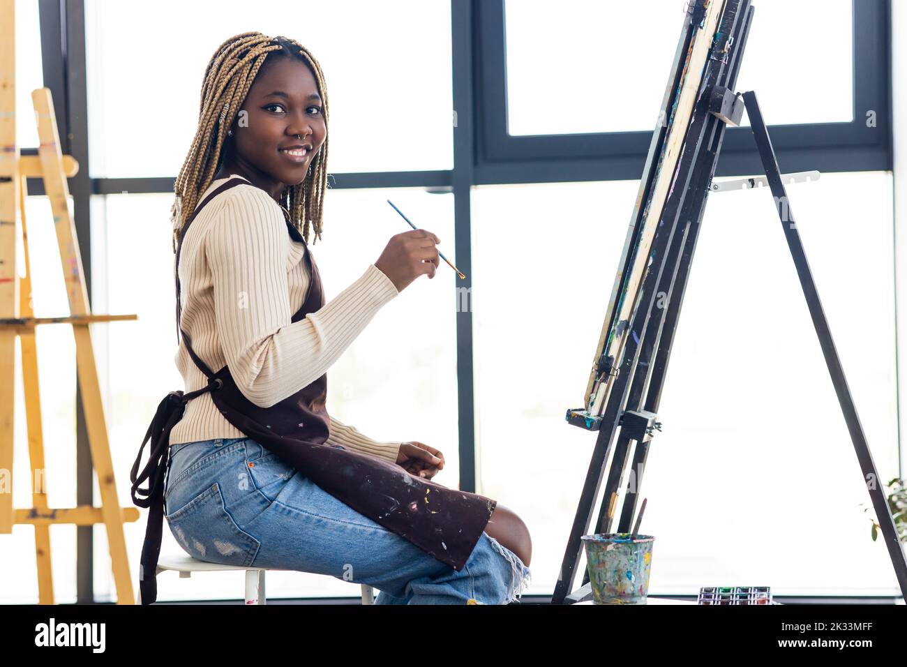 donna brasiliana con greggi in blusa bianca in studio d'arte Foto Stock