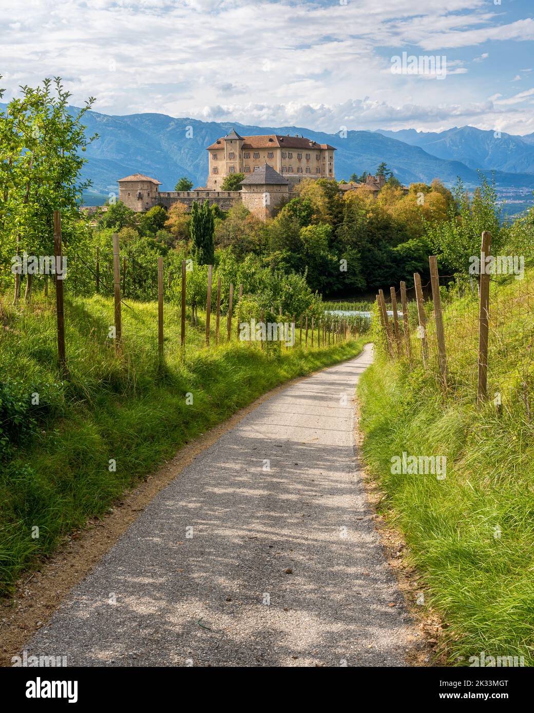 Vista pittoresca del Castello di Thun, Val di Non, in provincia di Trento, Trentino Alto Adige, Italia. Foto Stock