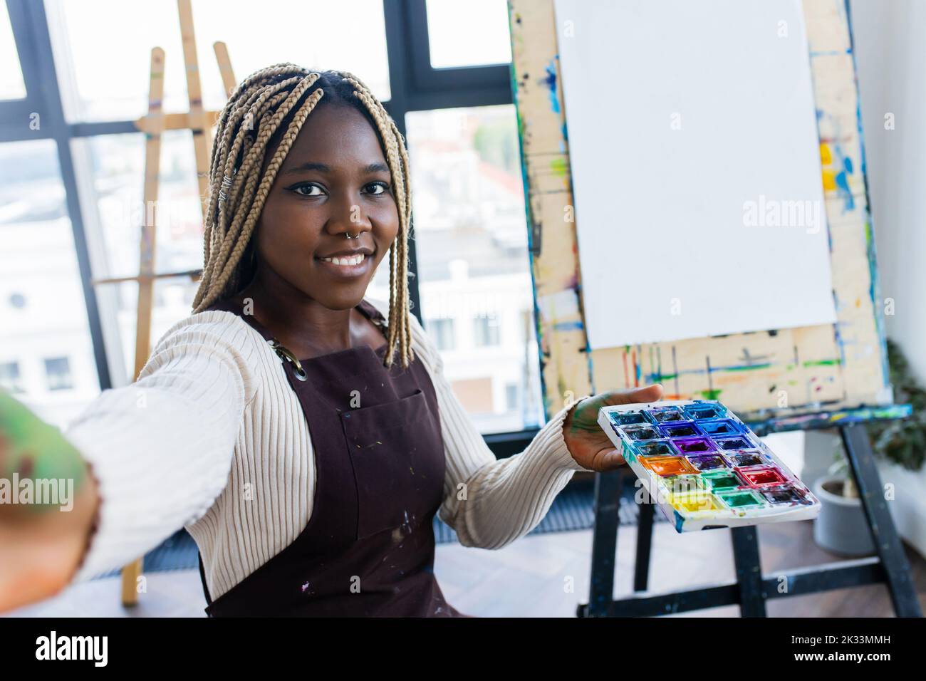 donna brasiliana con greggi in blusa bianca in studio d'arte Foto Stock