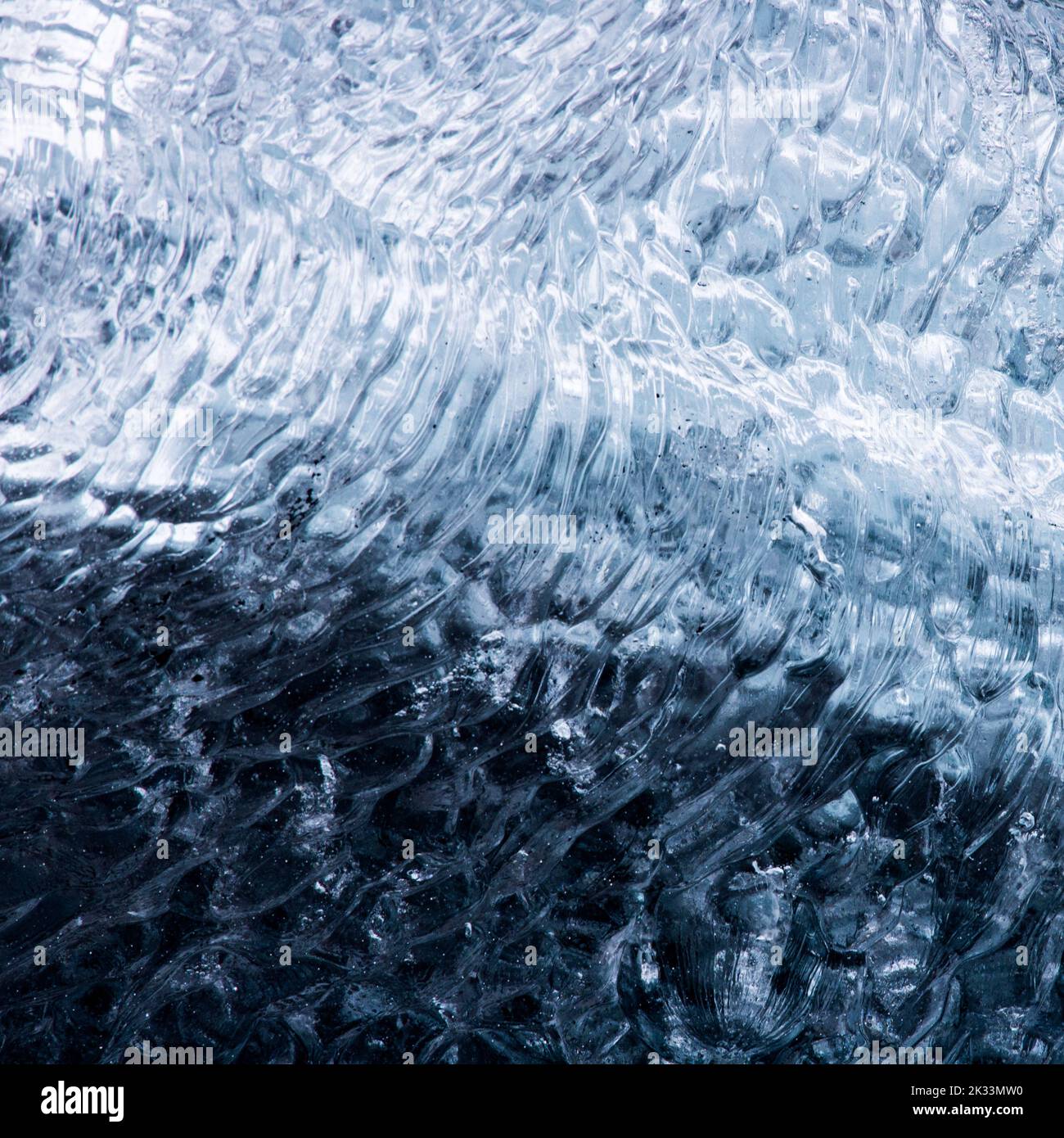 Primo piano dei modelli nel ghiaccio glaciale islandese. Foto Stock