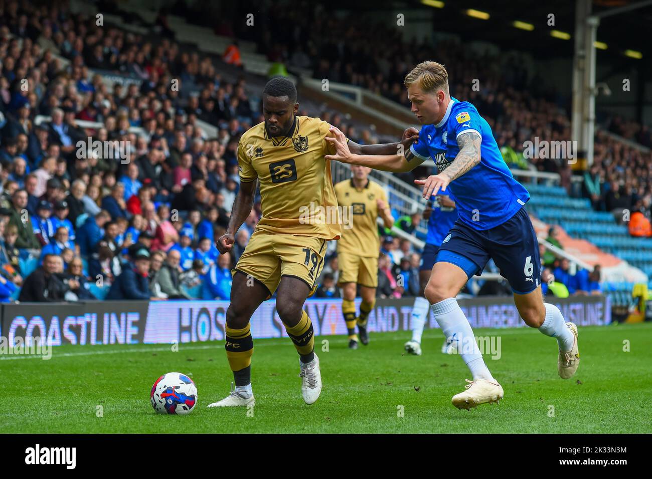 Gavin Massey (19 Port vale) sfidato da Frankie Kent (6 Peterborough United) durante la partita della Sky Bet League 1 tra Peterborough e Port vale a London Road, Peterborough, sabato 24th settembre 2022. (Credit: Kevin Hodgson | MI News) Credit: MI News & Sport /Alamy Live News Foto Stock