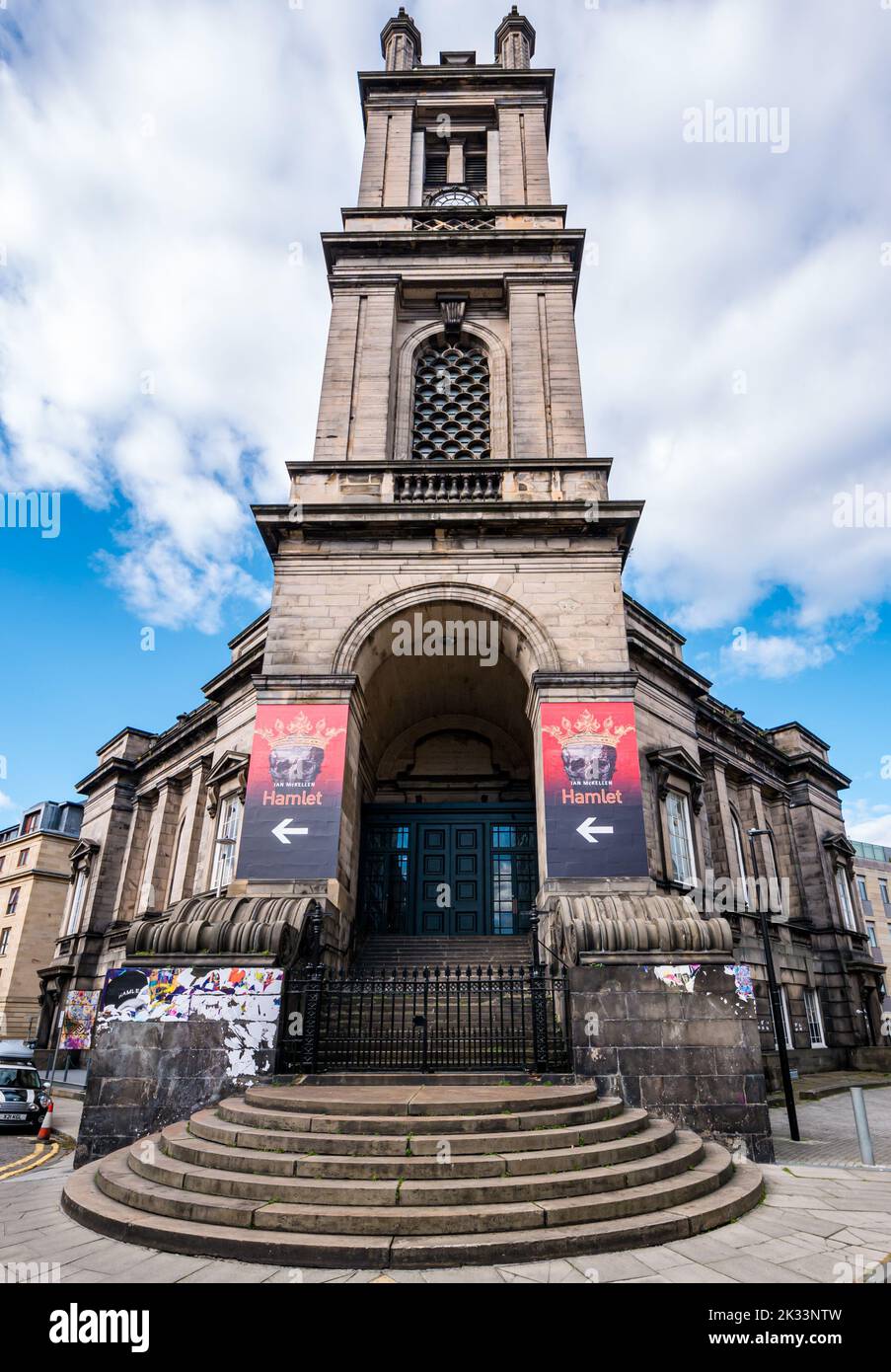 Chiesa di Santo Stefano con poster per Amleto, St Vincent Street, Stockbridge, Edinburgh New Town, Scozia, REGNO UNITO Foto Stock