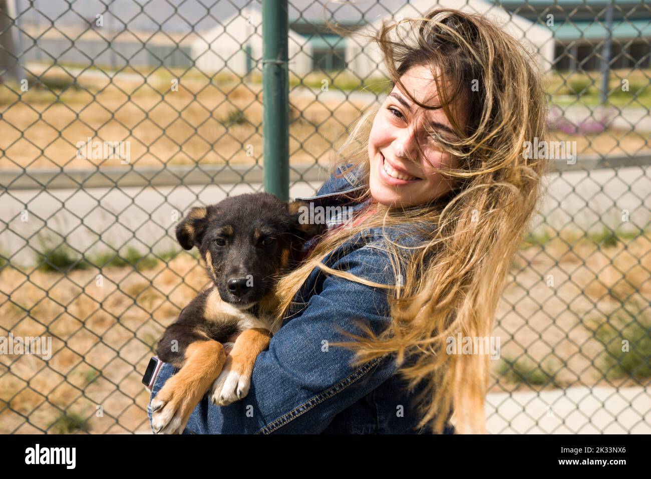 BAKU, AZERBAIJAN, 16 MAGGIO 2018 : ragazza volontaria nel vivaio per cani. Riparo per cani randagi Foto Stock