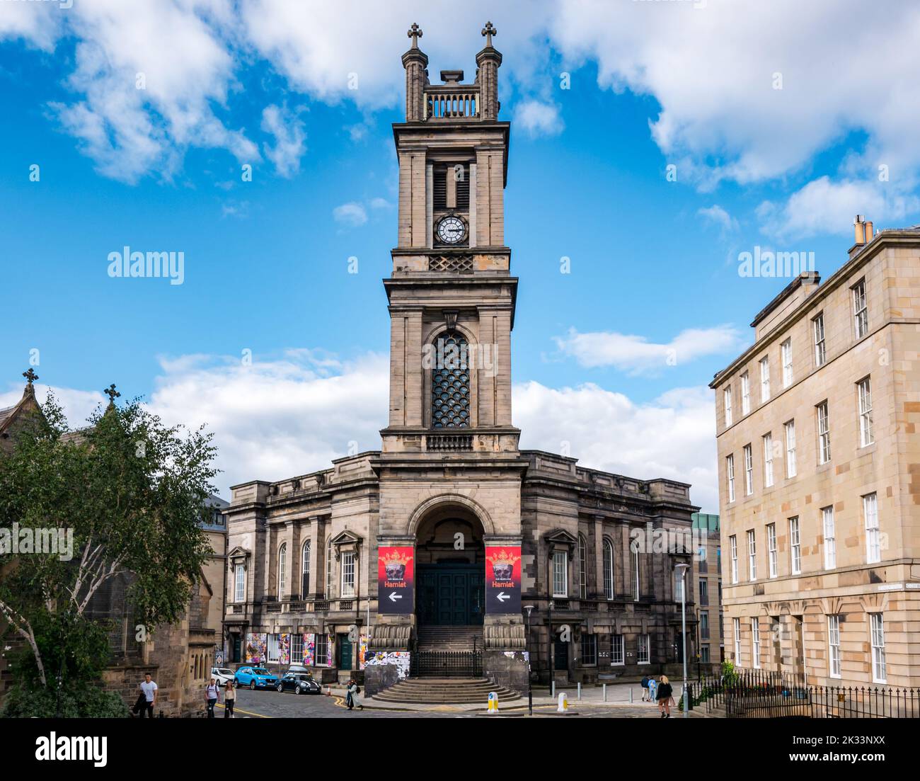 Chiesa di Santo Stefano con poster per Amleto, St Vincent Street, Stockbridge, Edinburgh New Town, Scozia, REGNO UNITO Foto Stock