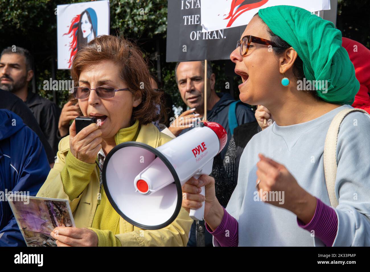 Londra, Inghilterra, Regno Unito 24/09/2022 le proteste continuano fuori dell'ambasciata iraniana dopo la morte di Mahsa Amini in Iran, avvenuta poco più di una settimana fa. Le donne hanno svolto un ruolo importante nella manifestazione che chiede democrazia e libertà. Foto Stock