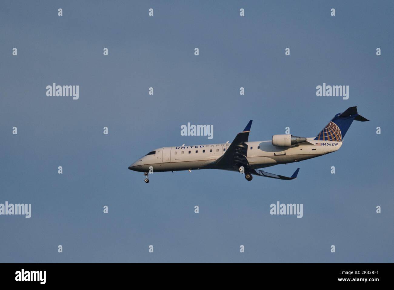 Ottawa, Ontario, Canada - 16 agosto 2022: Un volo United Express del Bombardier CRJ-200 N456ZW scende verso l'aeroporto internazionale di Ottawa. Foto Stock