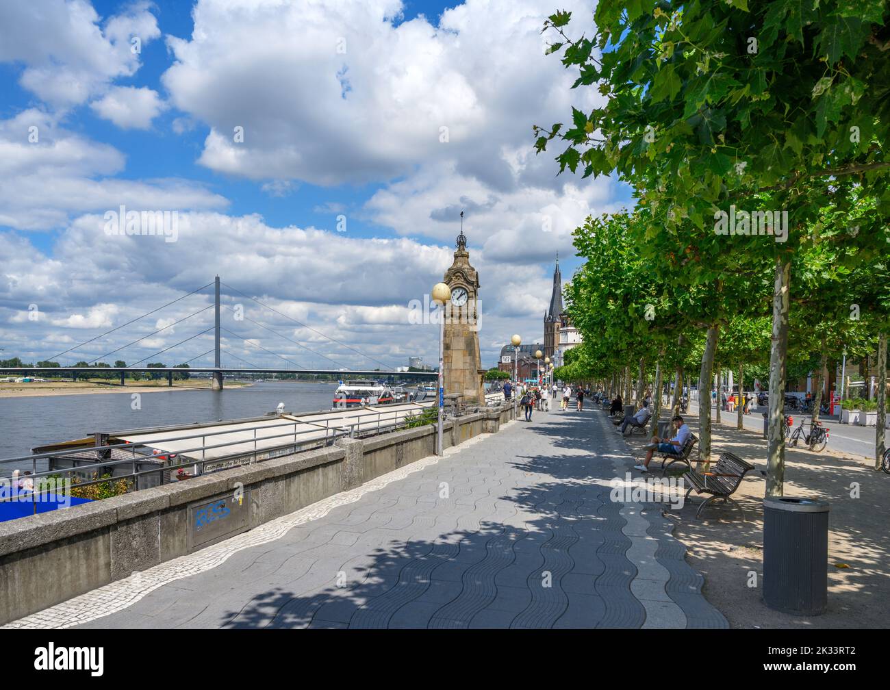Passeggiata sul fiume Reno (Rheinpromenade), Dusseldorf, Germania Foto Stock