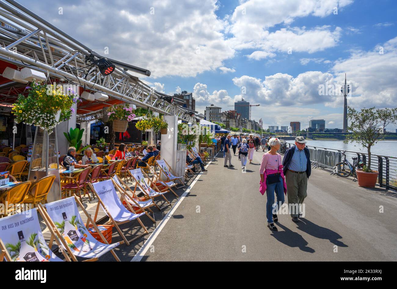 Passeggiata sul Reno (Rheinuferpromenade), Dusseldorf, Germania Foto Stock