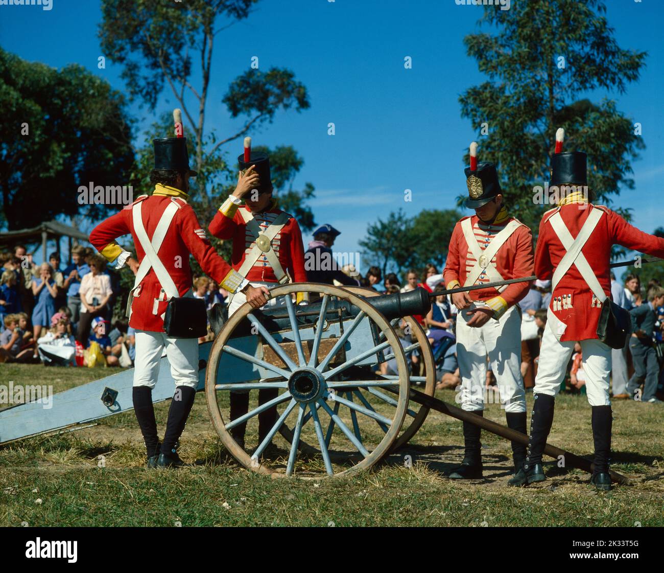 Australia. Nuovo Galles del Sud. Vicino a Gosford. Città vecchia di Sydney. Soldati in costume con cannone. Foto Stock