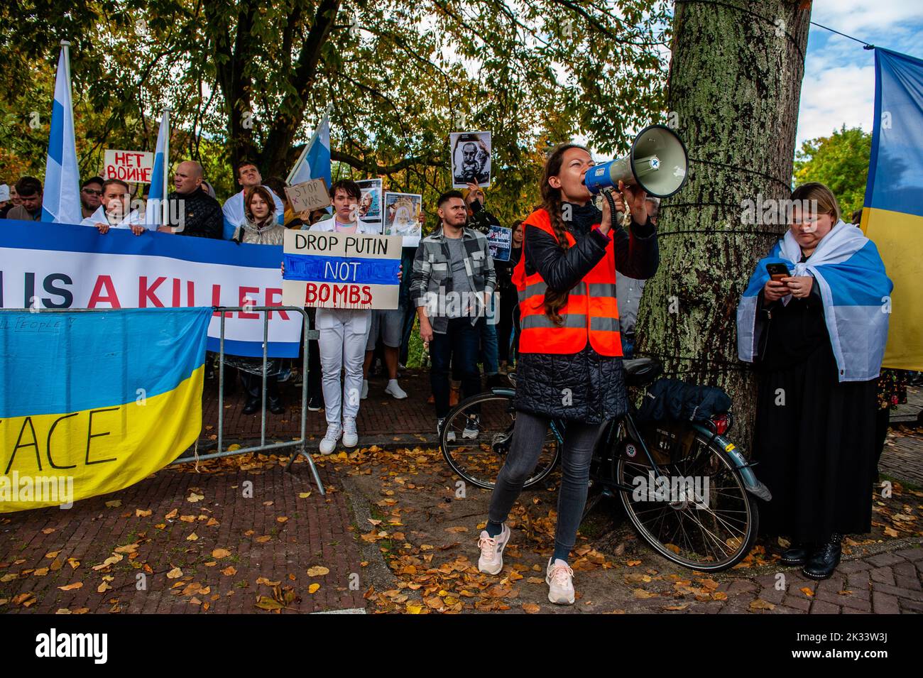 L'Aia, Paesi Bassi. 24th Set, 2022. Una donna ha visto gridare slogan contro la guerra in Ucraina durante la manifestazione. Di fronte all'ambasciata russa, all'Aia, la comunità russa nei Paesi Bassi ha organizzato una protesta contro il decreto del presidente Vladimir Putin per mobilitare parzialmente i reserviisti in Russia e contro la guerra in Ucraina. Nonostante le dure leggi russe contro la critica dei militari e della guerra, le proteste si sono svolte in tutto il paese. Più di 1.300 russi sono stati arrestati in manifestazioni anti-guerra in 38 città. Credit: SOPA Images Limited/Alamy Live News Foto Stock