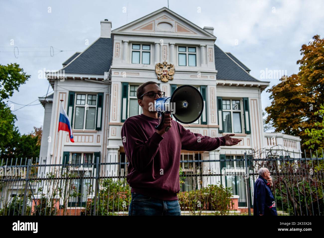 Durante la manifestazione si vede un russo che fa un discorso contro Putin. Di fronte all'ambasciata russa, all'Aia, la comunità russa nei Paesi Bassi ha organizzato una protesta contro il decreto del presidente Vladimir Putin per mobilitare parzialmente i reserviisti in Russia e contro la guerra in Ucraina. Nonostante le dure leggi russe contro la critica dei militari e della guerra, le proteste si sono svolte in tutto il paese. Più di 1.300 russi sono stati arrestati in manifestazioni anti-guerra in 38 città. (Foto di Ana Fernandez/SOPA Images/Sipa USA) Foto Stock