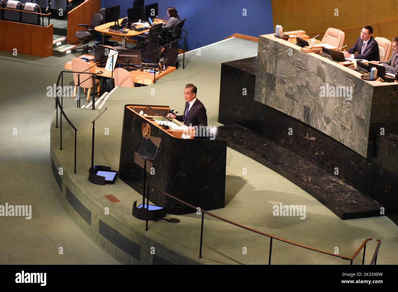 New York City, Stati Uniti. 24th settembre, 2022.il Consigliere di Stato cinese e il Ministro degli Esteri Wang Yi intervengono alla 77th Assemblea Generale delle Nazioni Unite a New York. Credit: Ryan Rahman/Alamy Live News. Foto Stock