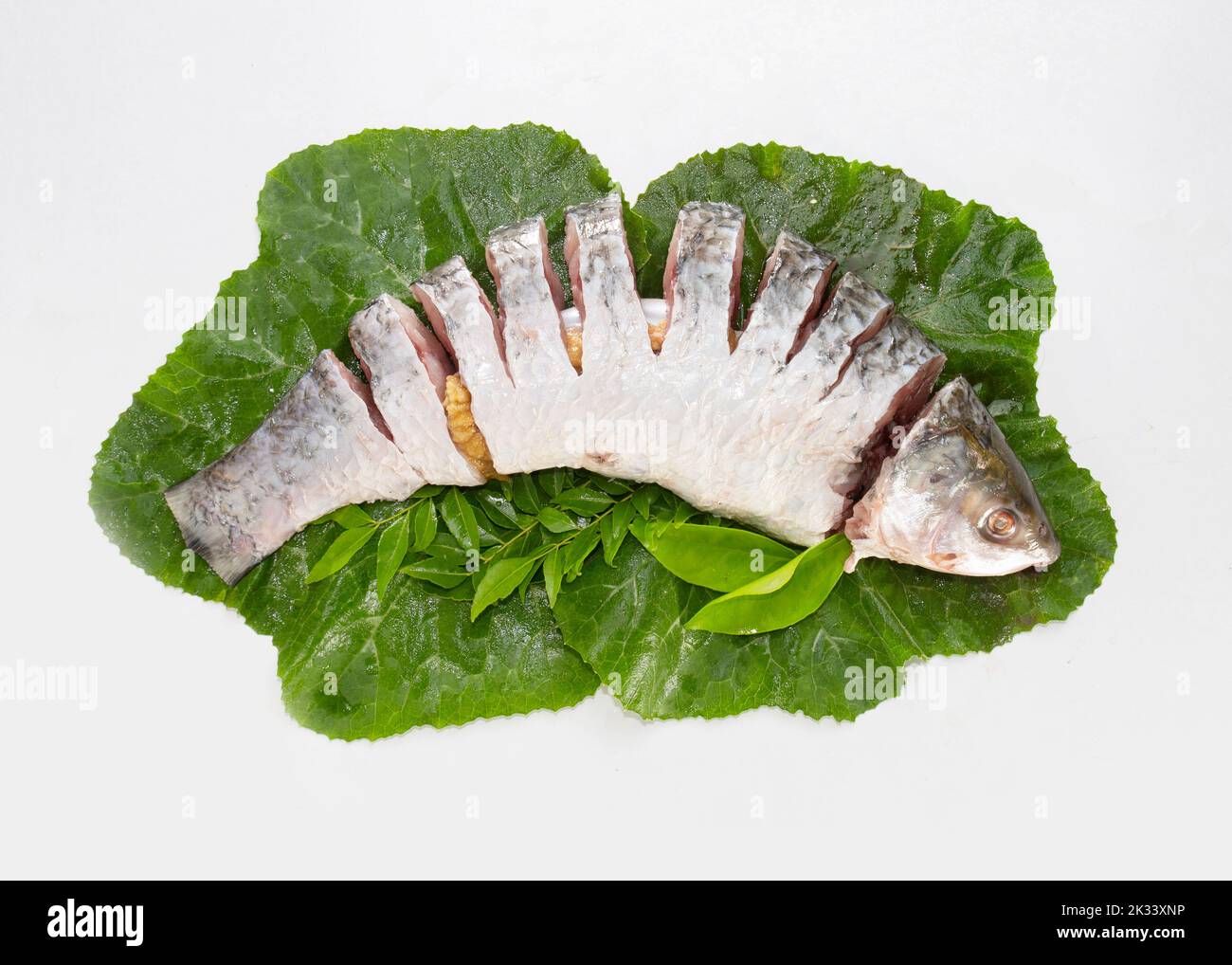 Il rohu, rui, o roho labeo è una specie di pesci della famiglia delle carpe, che si trova nei fiumi dell'Asia meridionale. Mercato del pesce espositore. Crudo, crudo, tagliato a fette e a. Foto Stock