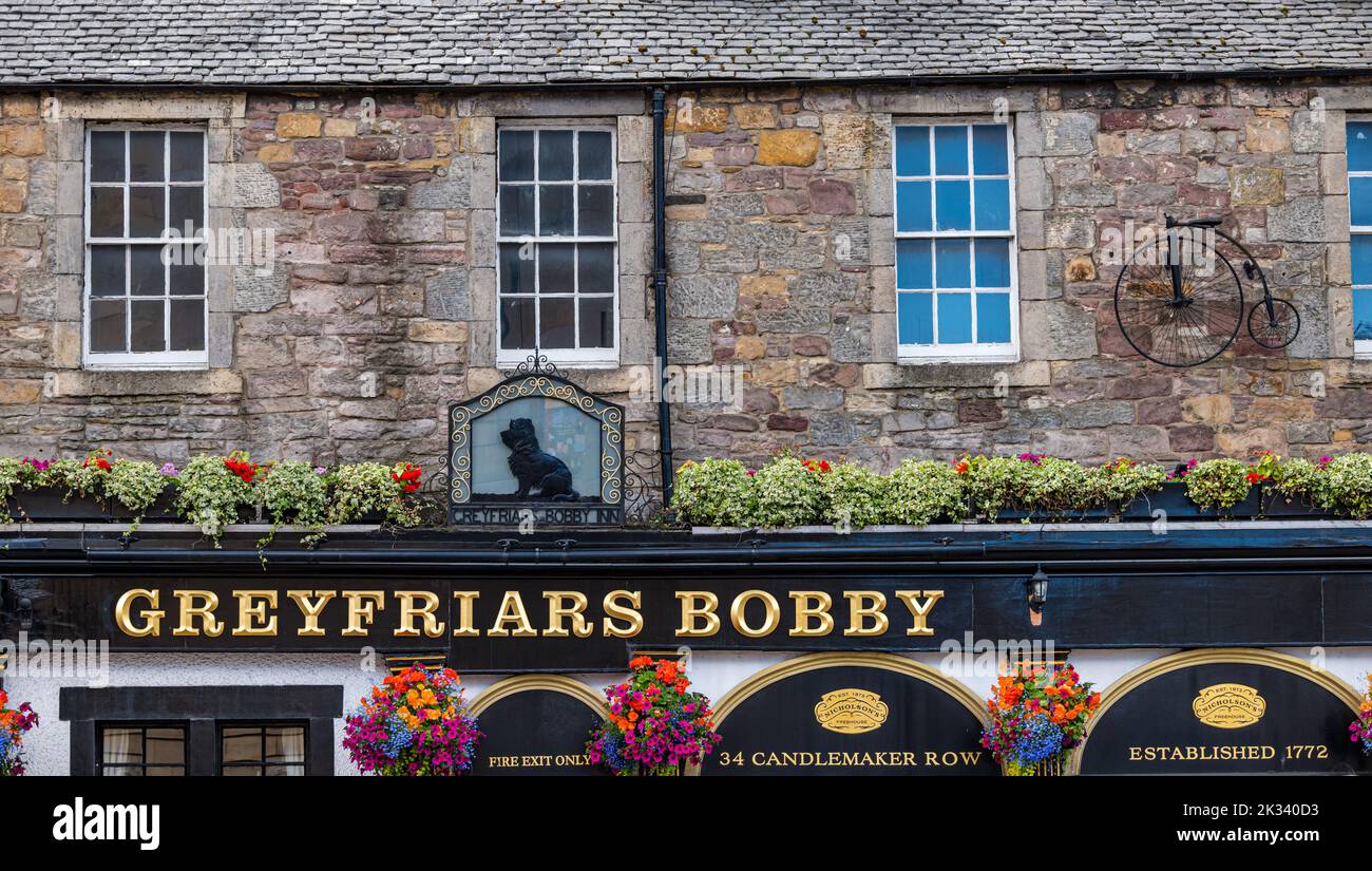 Vista esterna del vecchio pub Greyfriar's Bobby con una silhouette di insegna per cani, Edimburgo, Scozia, Regno Unito Foto Stock