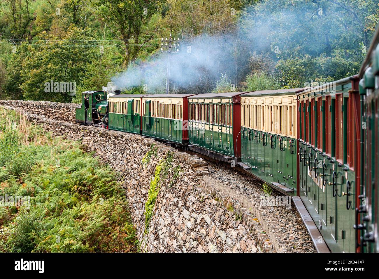 Porthmadog, Galles del Nord, Regno Unito. 24th Set, 2022. Il sole splese su Porthmadog nel Galles del Nord oggi alla ferrovia a scartamento ridotto Blaeneau Ffestiniog. Motore a scartamento ridotto 'Blanche' con il 10,55 'Woodland Wanderer' a Tan-y-Bwlch. Credit: AG News/Alamy Live News Foto Stock