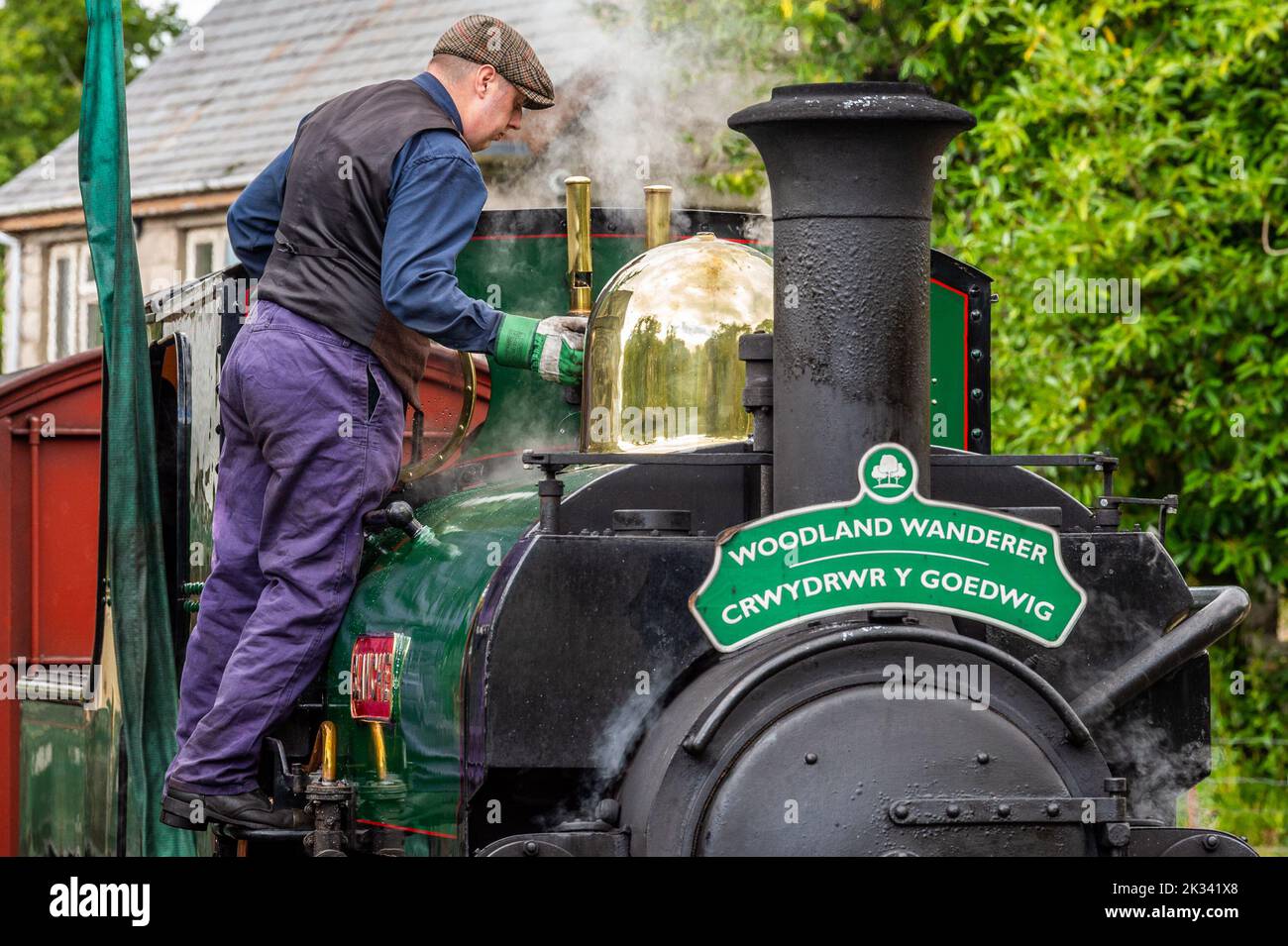 Porthmadog, Galles del Nord, Regno Unito. 24th Set, 2022. Il sole splese su Porthmadog nel Galles del Nord oggi alla ferrovia a scartamento ridotto Blaeneau Ffestiniog. Il motore a scartamento ridotto 'Blanche' prende acqua alla stazione di Tan-y-Bwlch prima del viaggio di ritorno a Porthmadog. Credit: AG News/Alamy Live News Foto Stock