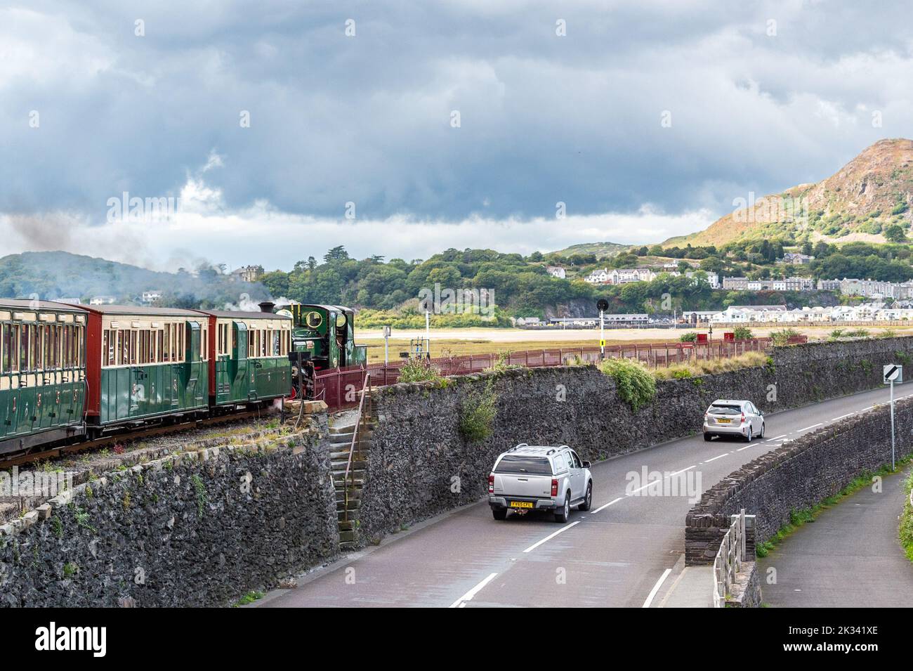 Porthmadog, Galles del Nord, Regno Unito. 24th Set, 2022. Il sole splese su Porthmadog nel Galles del Nord oggi alla ferrovia a scartamento ridotto Blaeneau Ffestiniog. Il motore a scartamento ridotto 'Blanche' si avvicina a Porthmadog dopo il suo viaggio sulla ferrovia Blaenau Ffestiniog. Credit: AG News/Alamy Live News Foto Stock