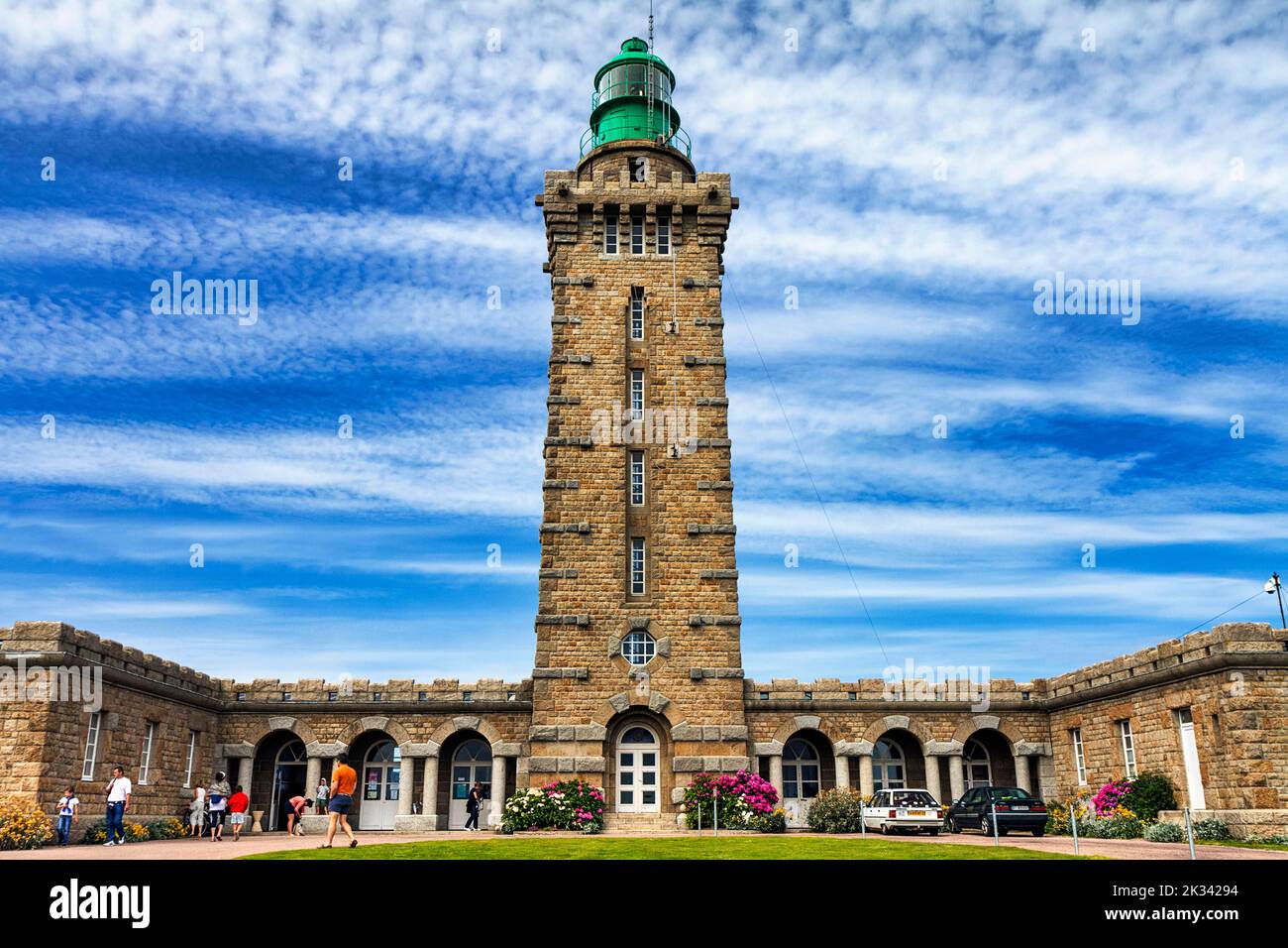 Faro di Cap Frehel con turisti, Costa Smeralda, Bretagna, Francia Foto Stock