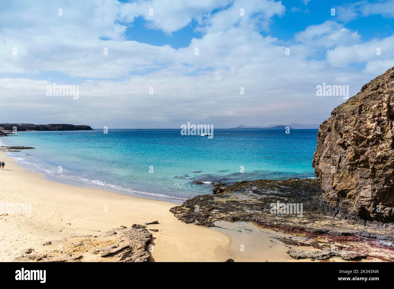 Barca a vela e spiaggia di sabbia chiamata Playa del Pozo nel Parco Nazionale di Los Ajaches a Lanzarote, Isole Canarie, Spagna Foto Stock