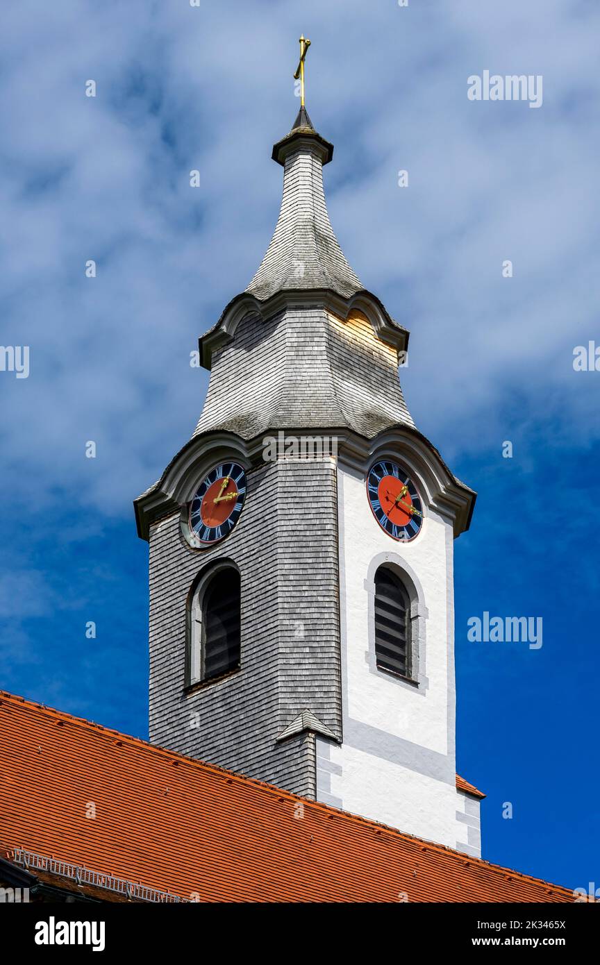 Chiesa torre con orologio e scandole in legno, Chiesa di San Alessandro e Georg, Niedersonthofen, Allgaeu, Baviera, Germania Foto Stock