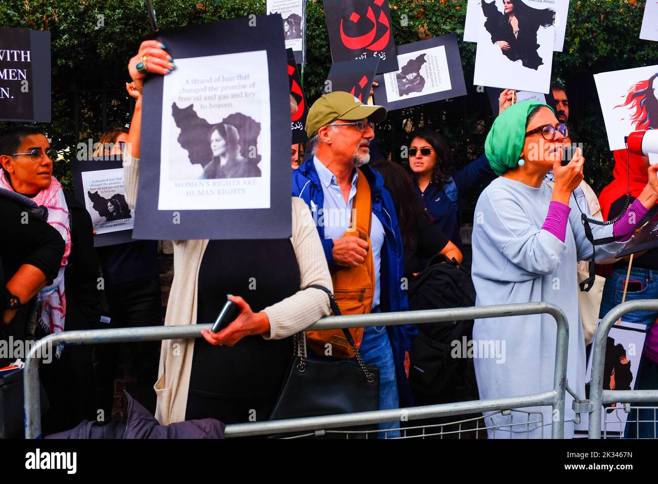 La gente protesta contro le rigide leggi iraniane nell'ambasciata iraniana Londra uk , dopo la morte della manifestazione della comunità iraniana Mahsa Amini uk . Foto Stock