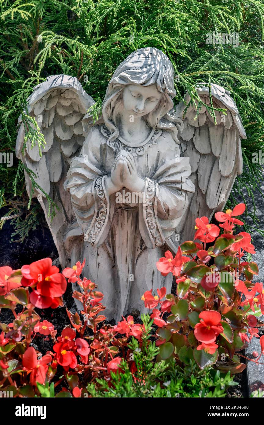 Tomba con decorazione floreale, angelo pregante e lizzie occupato (Impatiens walleriana), Allgaeu, Baviera, Germania Foto Stock