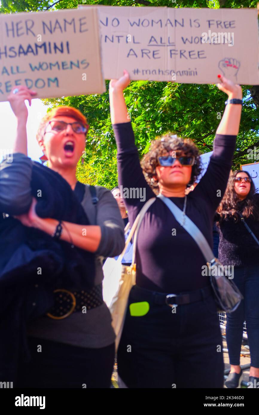 La gente protesta contro le rigide leggi iraniane nell'ambasciata iraniana Londra uk , dopo la morte della manifestazione della comunità iraniana Mahsa Amini uk . Foto Stock