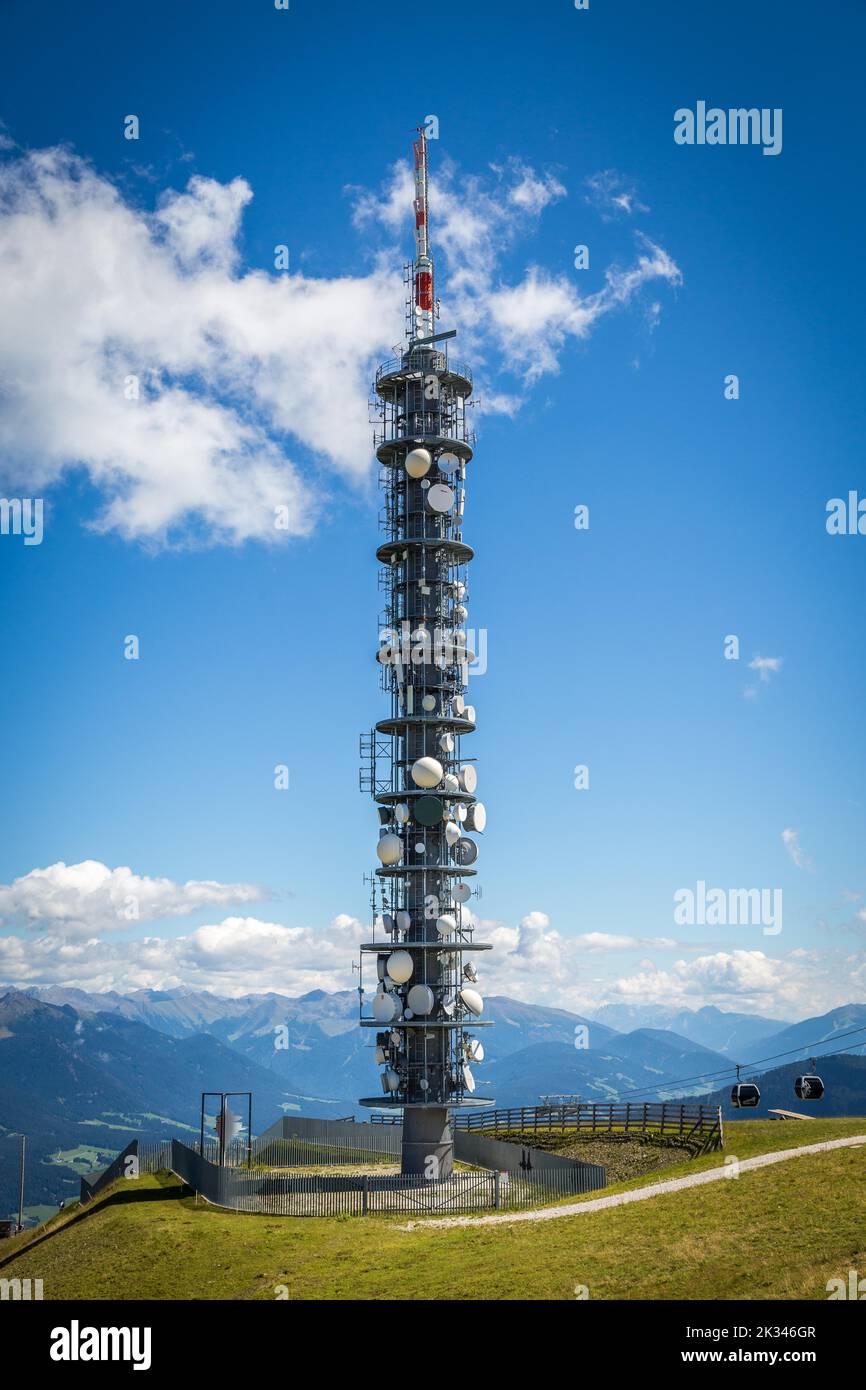 Albero di trasmissione, torre con parabole satellitari, Plan de Corones, Dolomiti, Alto Adige, Italia Foto Stock