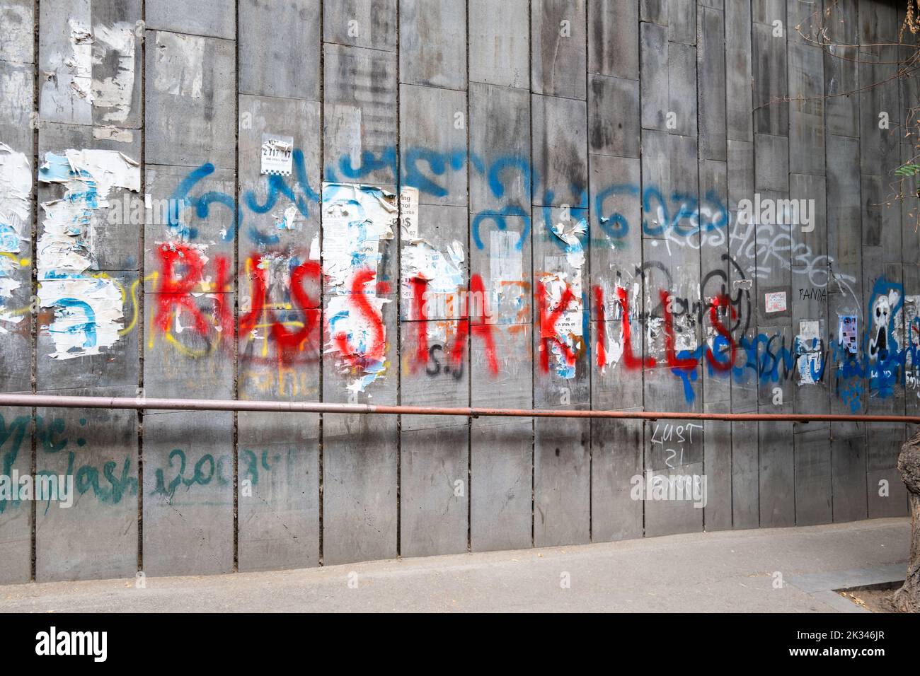 Tbilisi, Georgia - 2022 settembre: Slogan anti-russo o segno sulla strada nel centro di Tbilisi, Georgia. Graffiti anti Russient in Georgia Foto Stock
