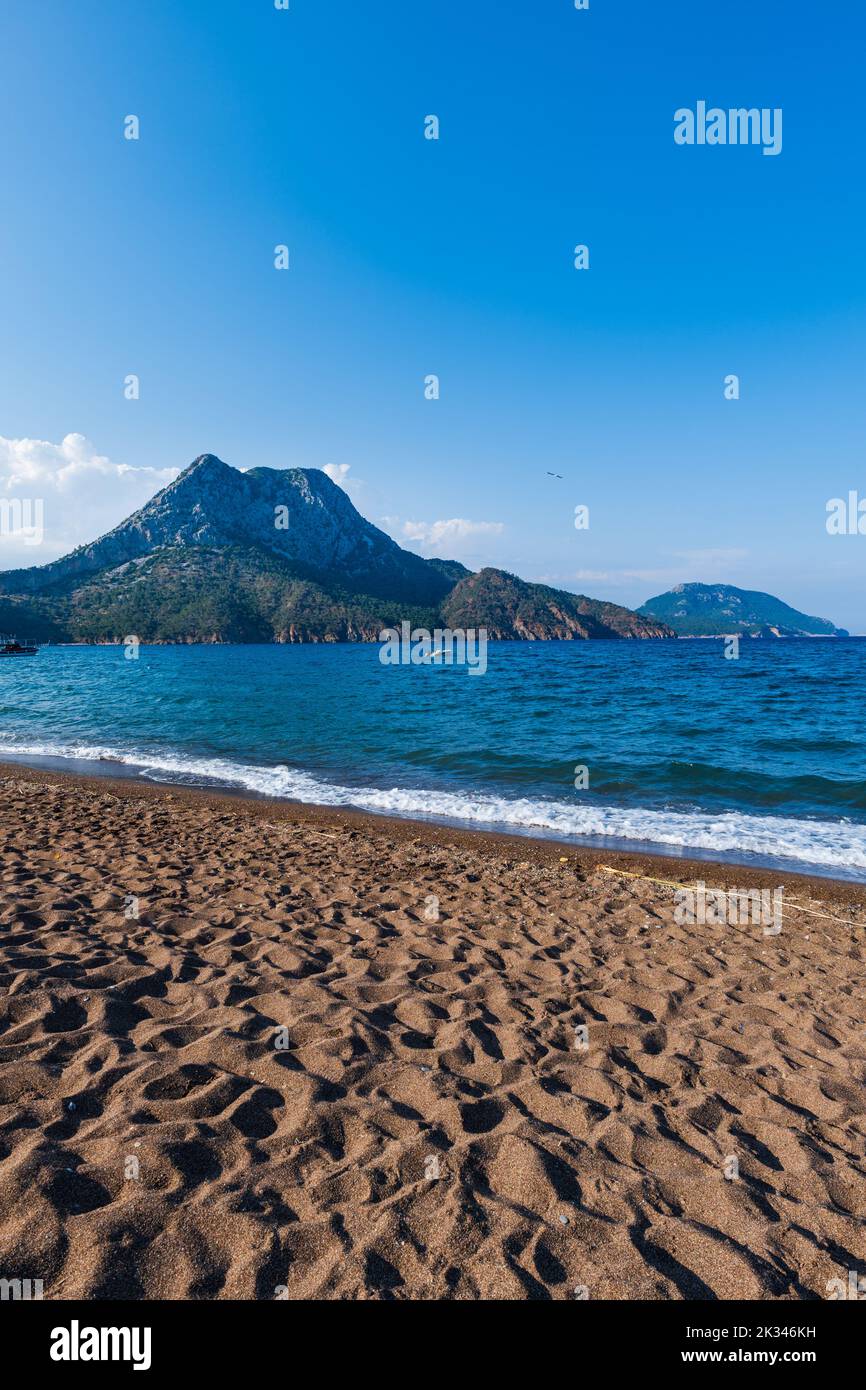 Adrasan spiaggia paesaggio con montagna, una delle spiagge più popolari di Antalya - Antalya, Turchia. Spiaggia in Turchia Foto Stock