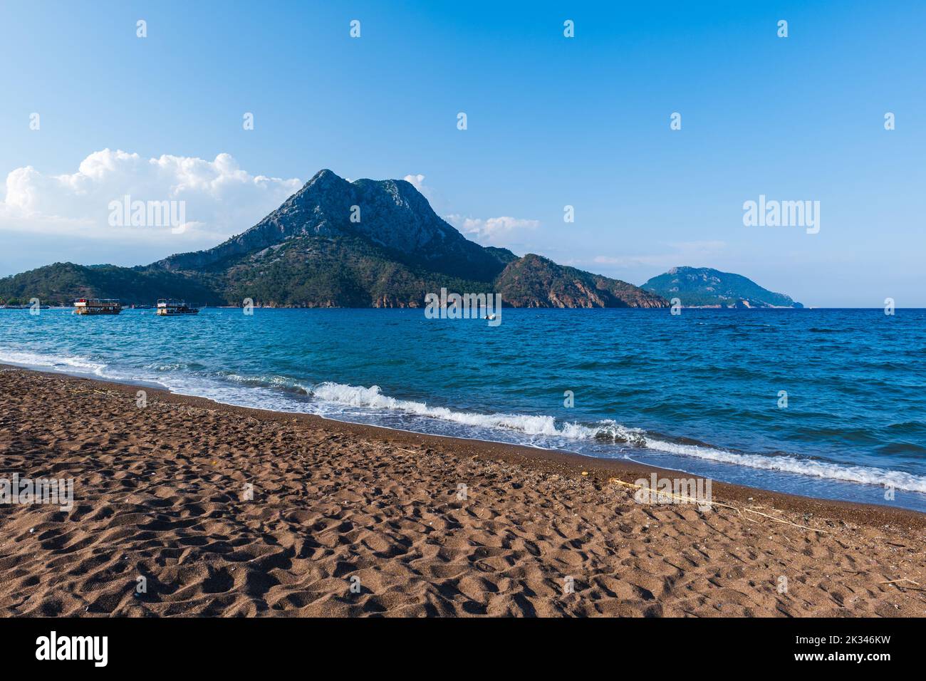 Adrasan spiaggia paesaggio con montagna, una delle spiagge più popolari di Antalya - Antalya, Turchia. Spiaggia in Turchia Foto Stock