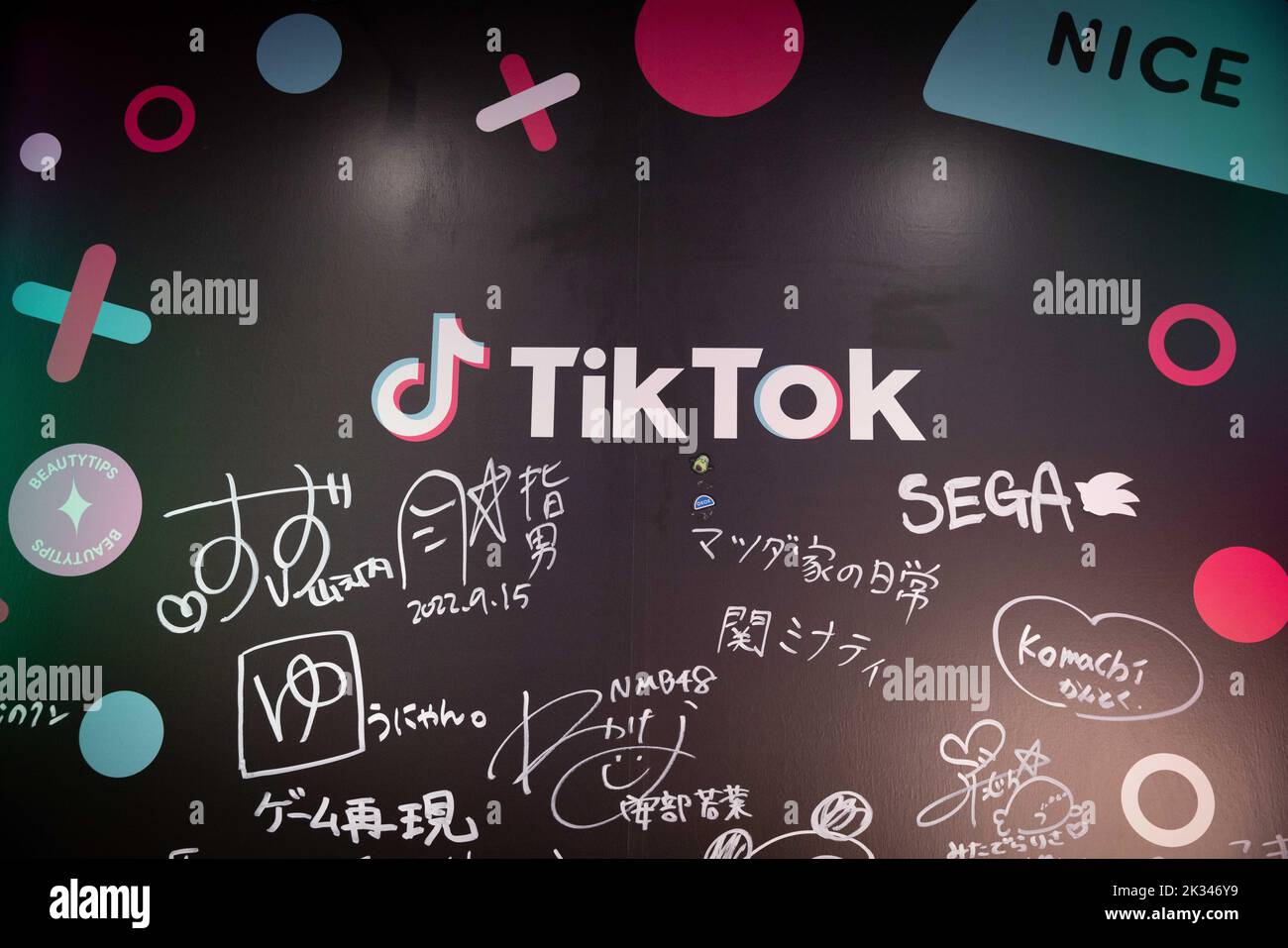 Chiba, Giappone. 17th Set, 2022. Stand TikTok visto al Tokyo Game Show 2022. Dopo una pausa di due anni forzata dalla pandemia del Covid-19, il Tokyo Game Show tornò alla Makuhari Messe a Chiba, Giappone. (Foto di Stanislav Kogiku/SOPA Images/Sipa USA) Credit: Sipa USA/Alamy Live News Foto Stock