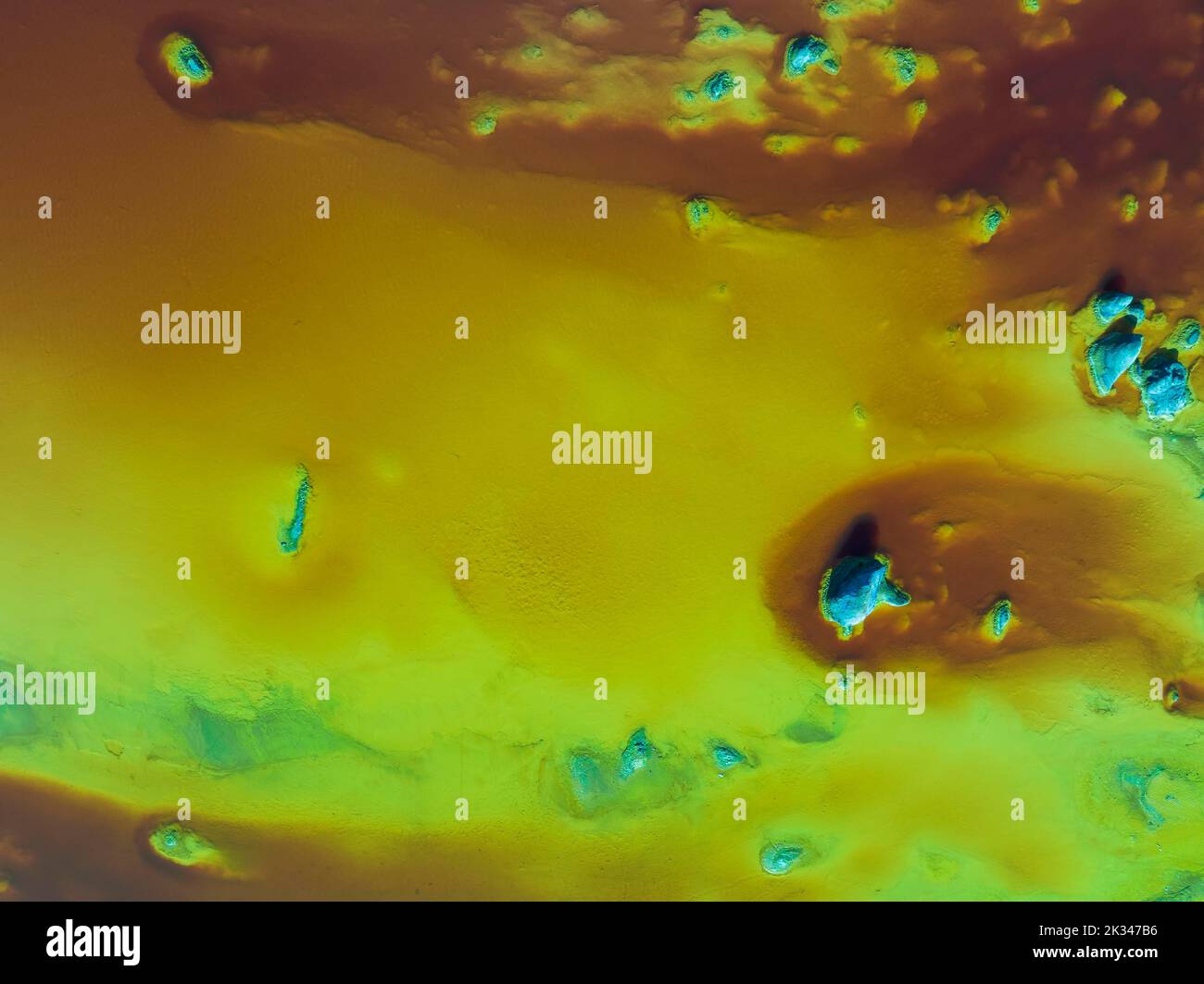 Particolare del Rio Tinto (fiume Rosso) con la sua tonalità rossastra dovuta a minerali di ferro ossidati e altri depositi ricchi di minerali nelle sue acque, vista aerea Foto Stock