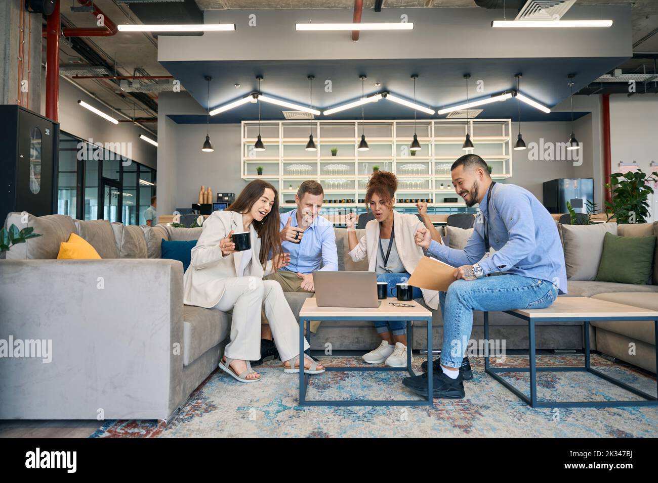 Gli imprenditori si divertono durante la pausa caffè nello spazio di co-working Foto Stock