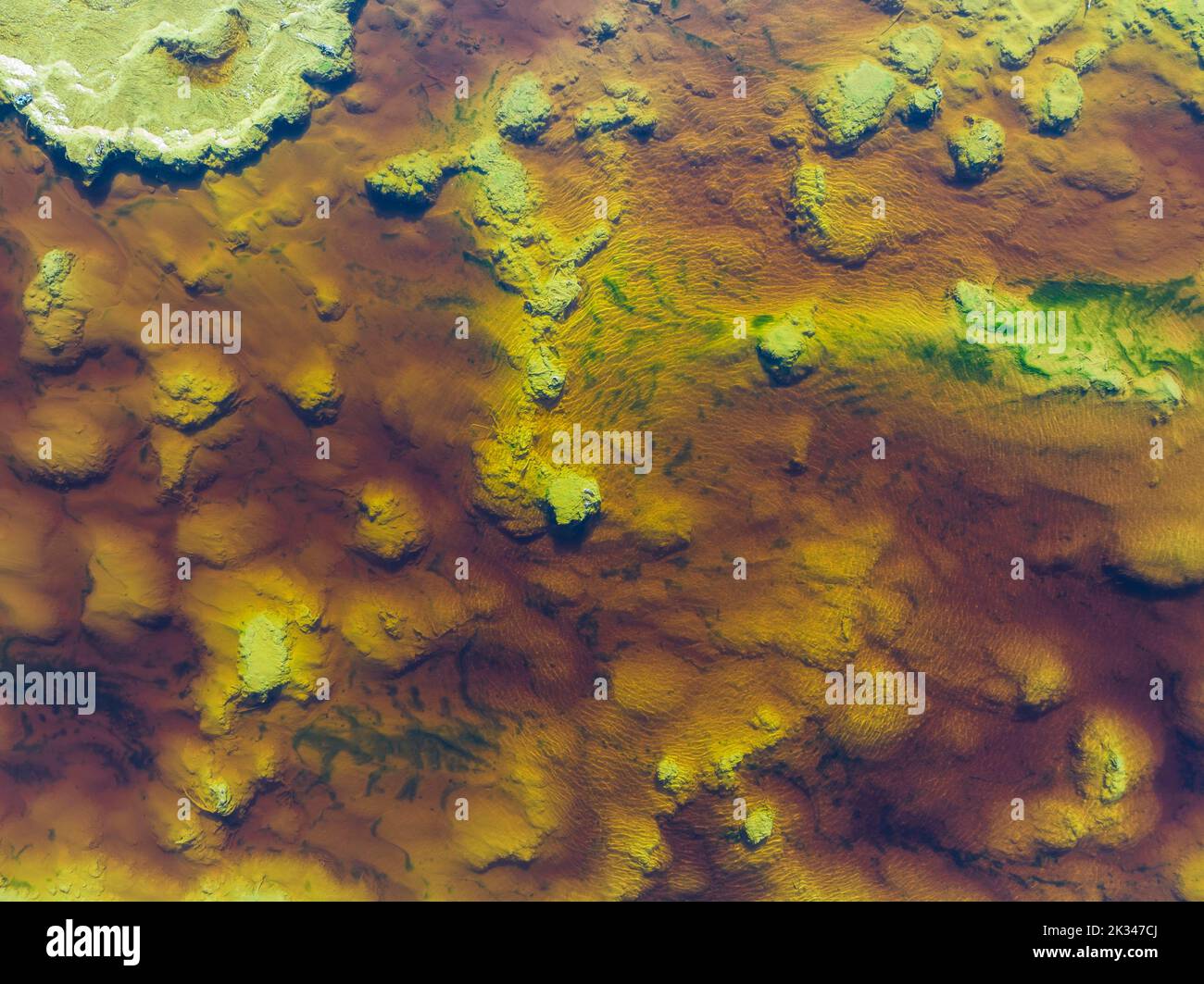 Particolare del Rio Tinto (fiume Rosso) con la sua tonalità rossastra dovuta a minerali di ferro ossidati e altri depositi ricchi di minerali nelle sue acque, vista aerea Foto Stock