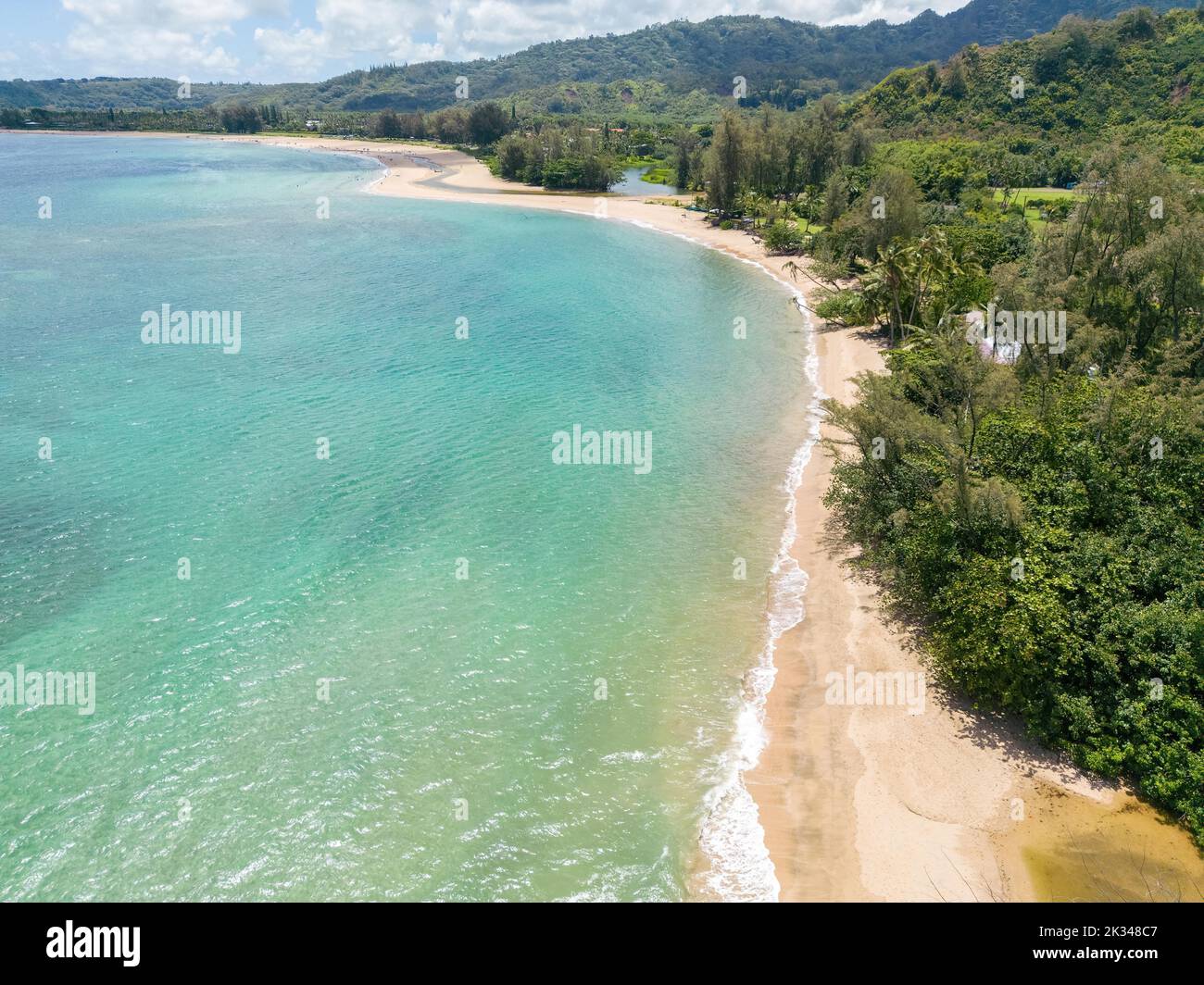 Vista aerea di Hanalei Beach, Waioli Beach Park, Hanalei Bay, Kauai, Hawaii, Stati Uniti, Nord America Foto Stock