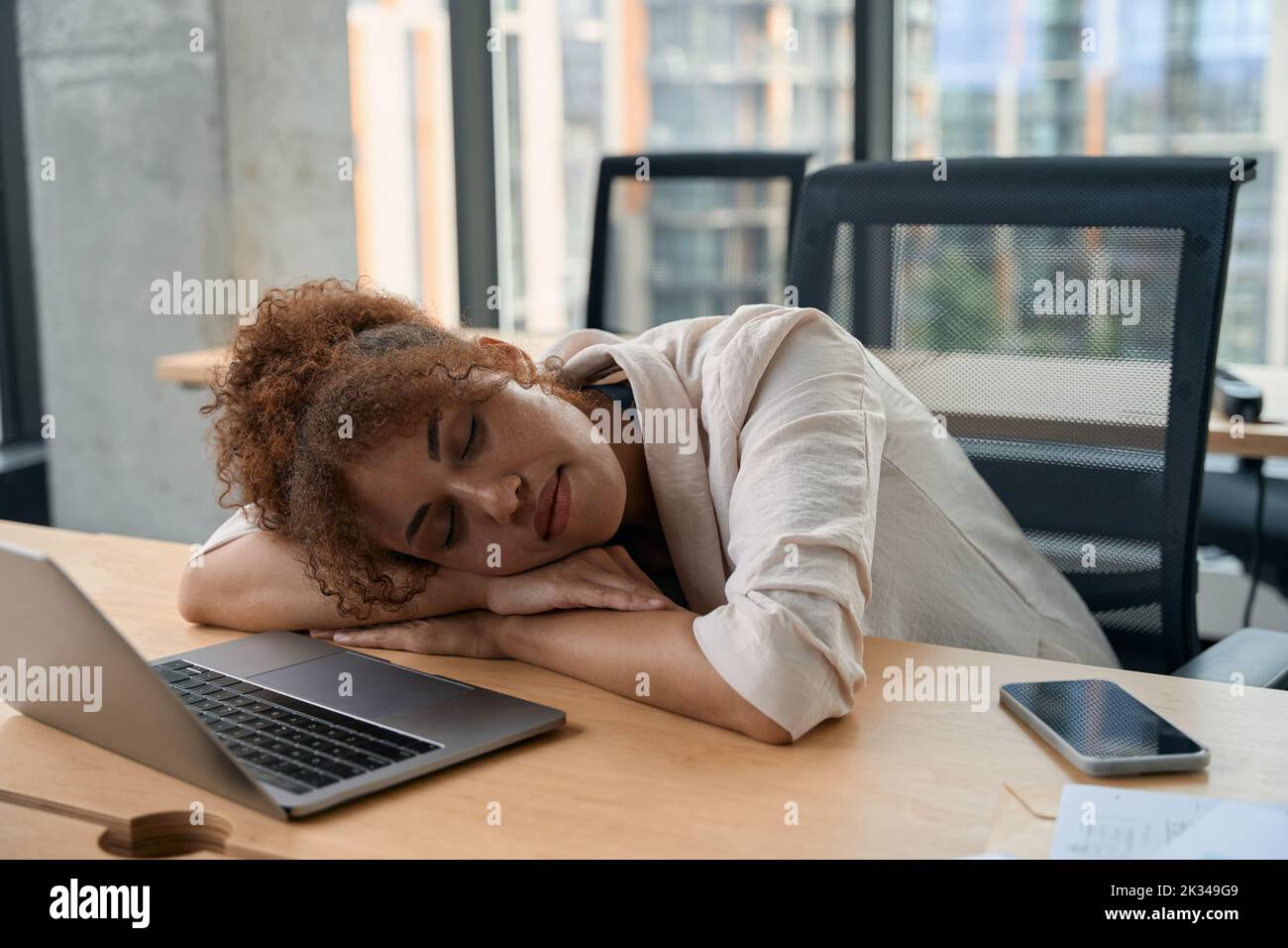 L'imprenditore femminile stanco che fa il dosing fuori sul lavoro Foto Stock