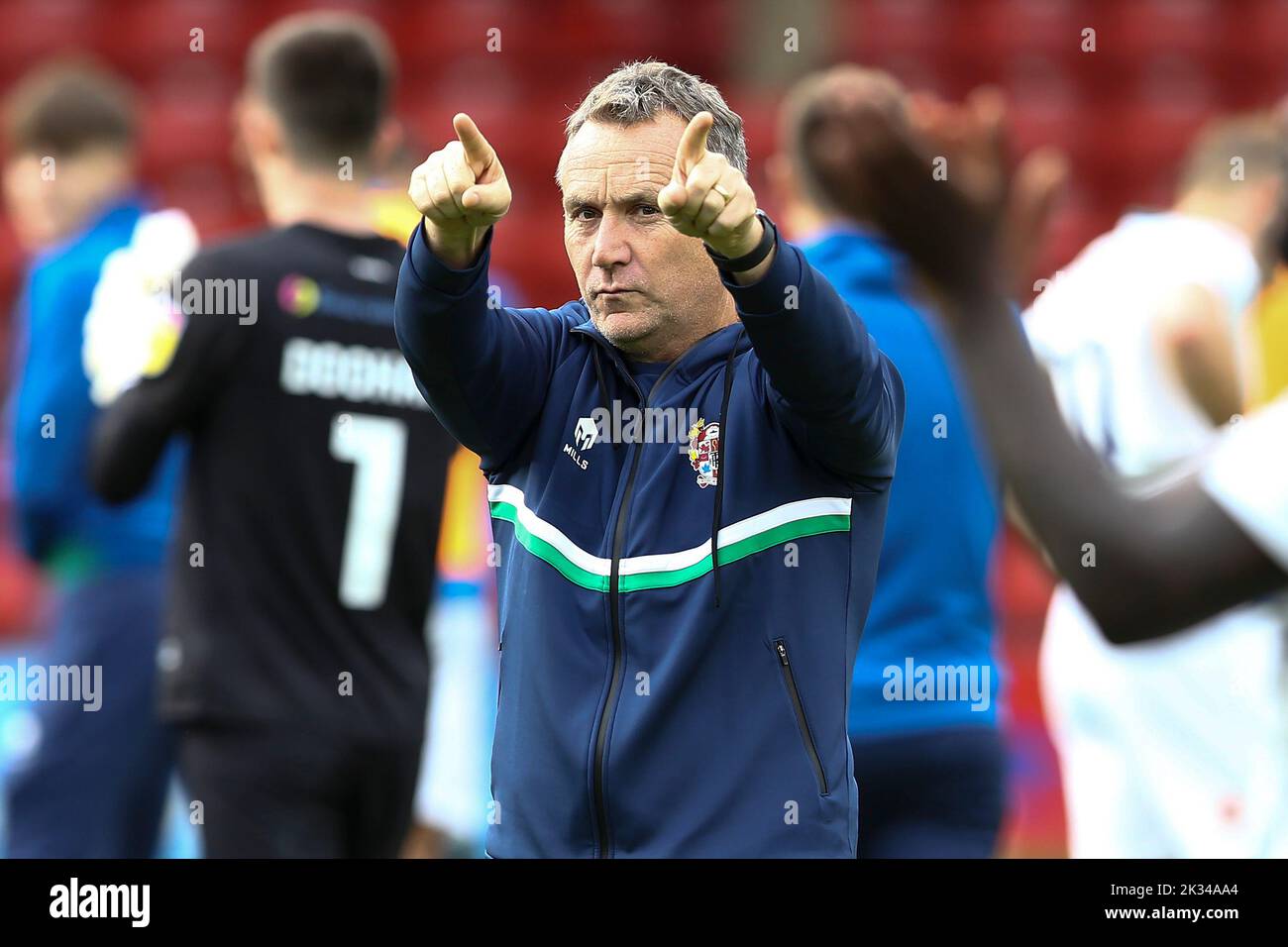 Walsall, Regno Unito. 24th Set, 2022. "Micky Mellon, il Manager di Tranmere Rovers, mostra il suo apprezzamento ai fan alla fine del gioco. EFL Skybet Football League Two match, Walsall contro Tranmere Rovers al Poundland Bescot Stadium di Walsall, West Midlands, sabato 24th settembre 2022. Questa immagine può essere utilizzata solo per scopi editoriali. Solo per uso editoriale, licenza richiesta per uso commerciale. Nessun uso in scommesse, giochi o un singolo club / campionato / giocatore publications.pic di Chris Stading / Andrew Orchard sport fotografia / Alamy Live News Credit: Andrew Orchard sport fotografia / Alamy Live News Foto Stock
