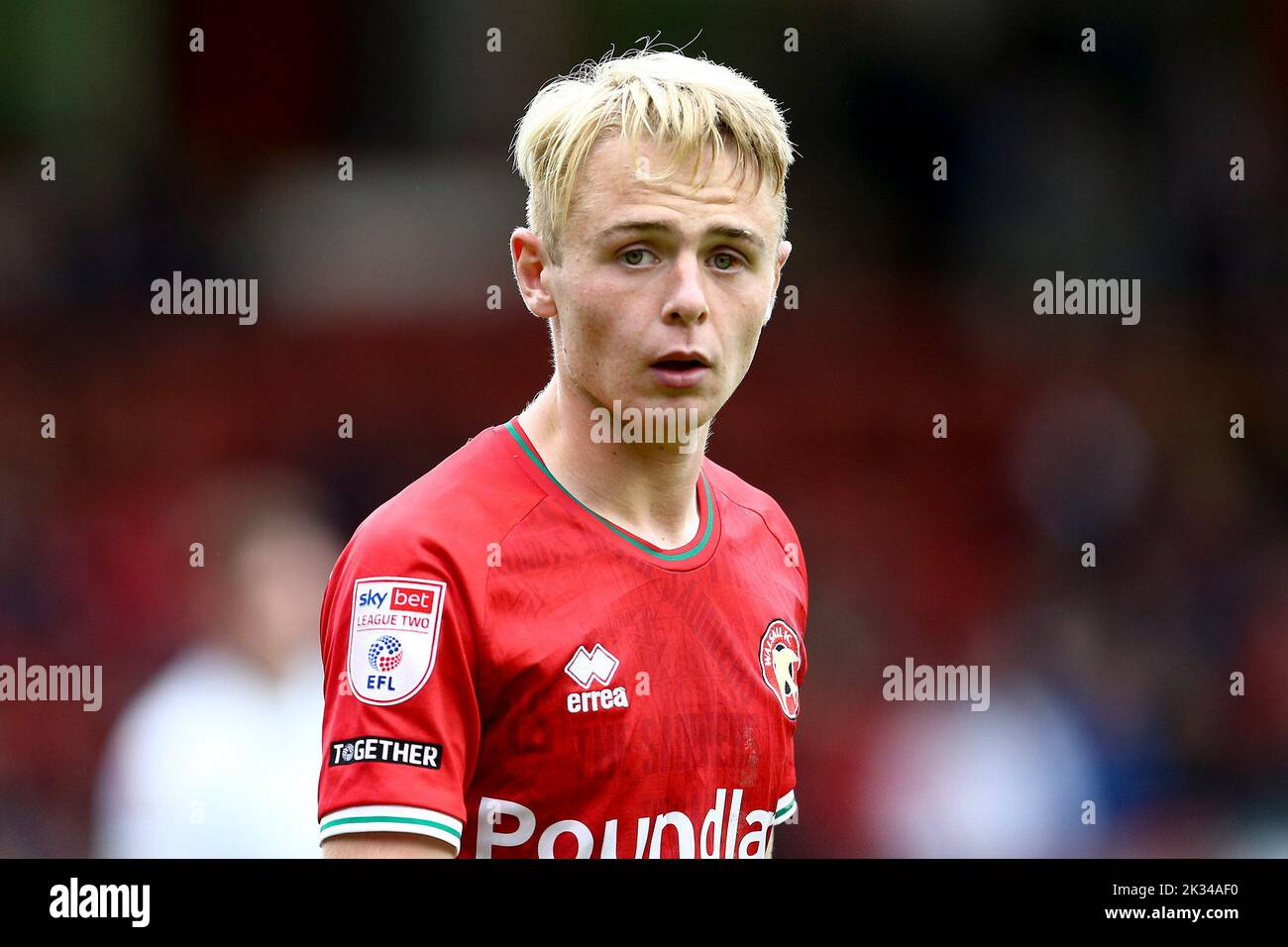 Walsall, Regno Unito. 24th Set, 2022. Liam Bennett di Walsall guarda su. EFL Skybet Football League Two match, Walsall contro Tranmere Rovers al Poundland Bescot Stadium di Walsall, West Midlands, sabato 24th settembre 2022. Questa immagine può essere utilizzata solo per scopi editoriali. Solo per uso editoriale, licenza richiesta per uso commerciale. Nessun uso in scommesse, giochi o un singolo club / campionato / giocatore publications.pic di Chris Stading / Andrew Orchard sport fotografia / Alamy Live News Credit: Andrew Orchard sport fotografia / Alamy Live News Foto Stock