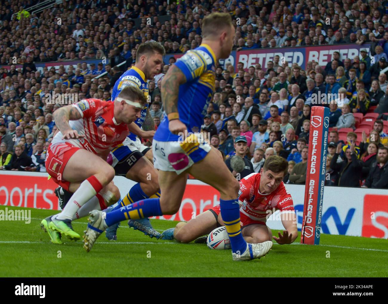 Jonathan Bennison di St Helens segna una prova 2022 Grand Final, St Helens contro Leeds Rhinos Manchester, Old Trafford, UK €18:00 Kick Off €24.09.2022 Credit: Craig Cresswell/Alamy Live News Foto Stock