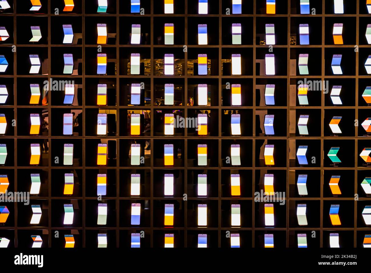 Parete con telefoni cellulari Samsung, IFA, International Consumer Electronics Fair 2022, Berlino, Germania Foto Stock