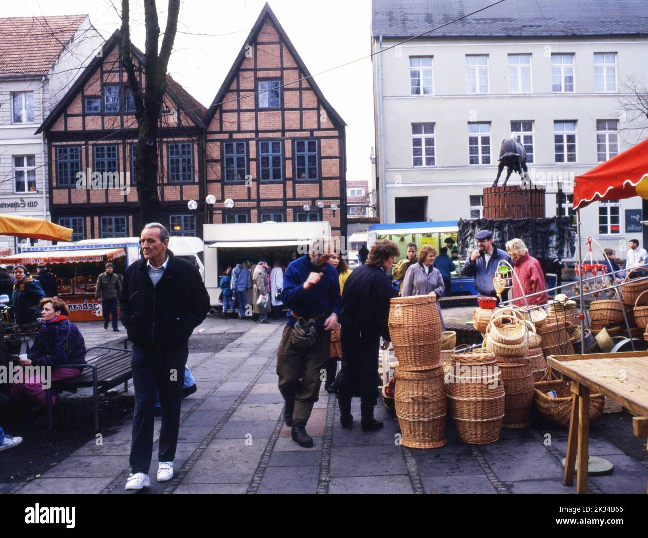 Mostrato ancora nessun cambiamento chiaramente visibile . qui nelle città Schwerin e Wismar in pre-Natale il 21. 12. 1990, Wismar: La visita in Foto Stock